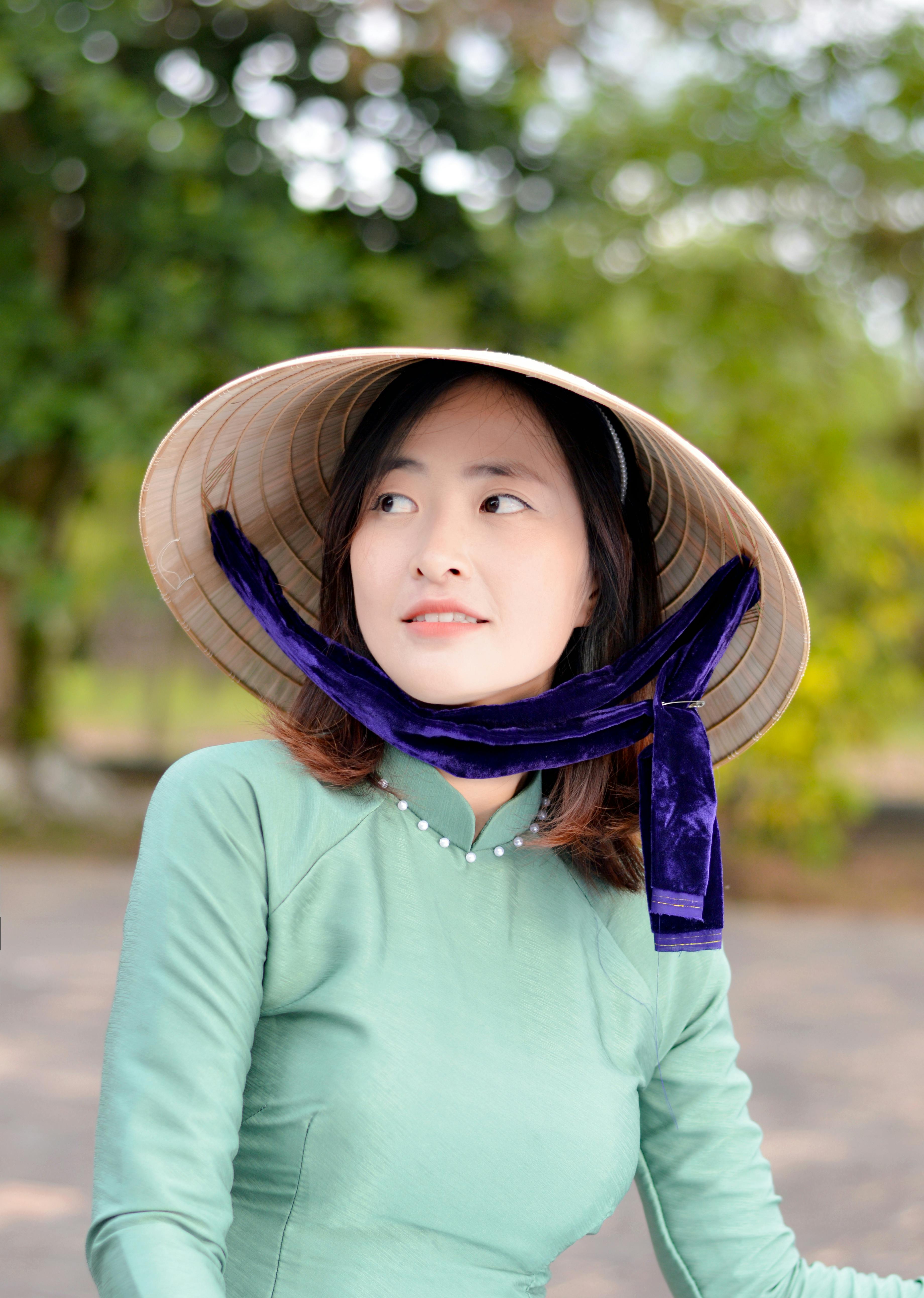 美景图片景色_户外戴黑帽的微笑女人