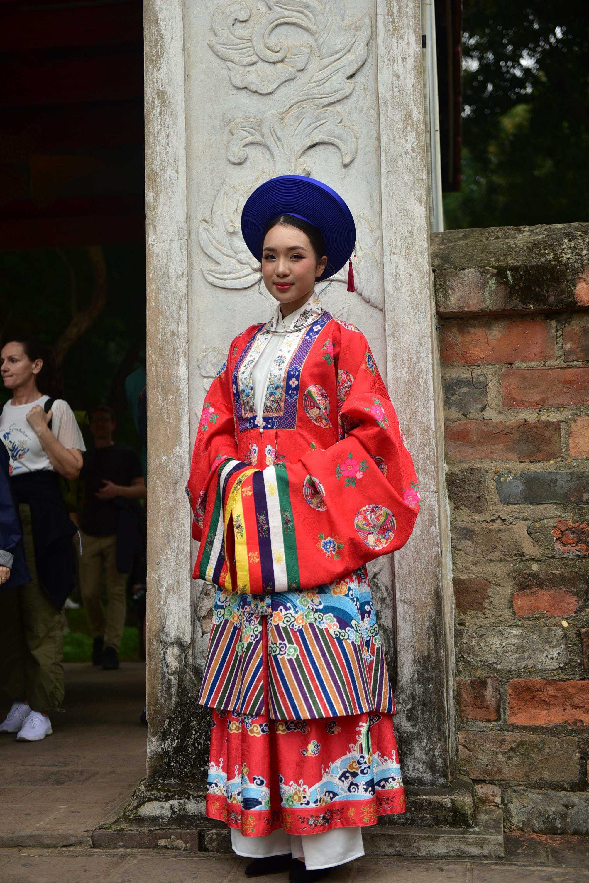 美女照片照片_户外戴草帽的传统服饰