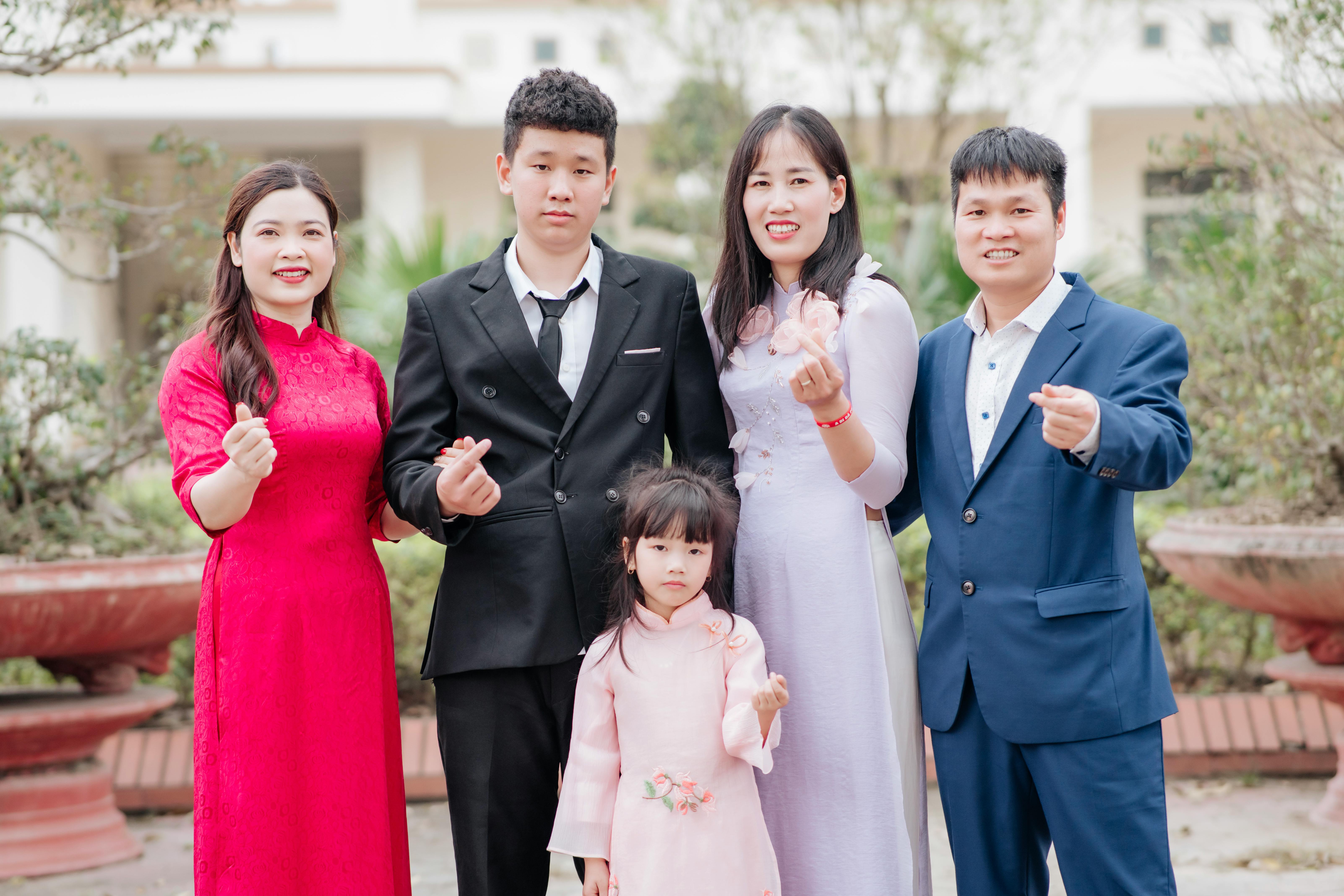 美景图片湖泊_两名身着半正式服装的年轻男子在户外