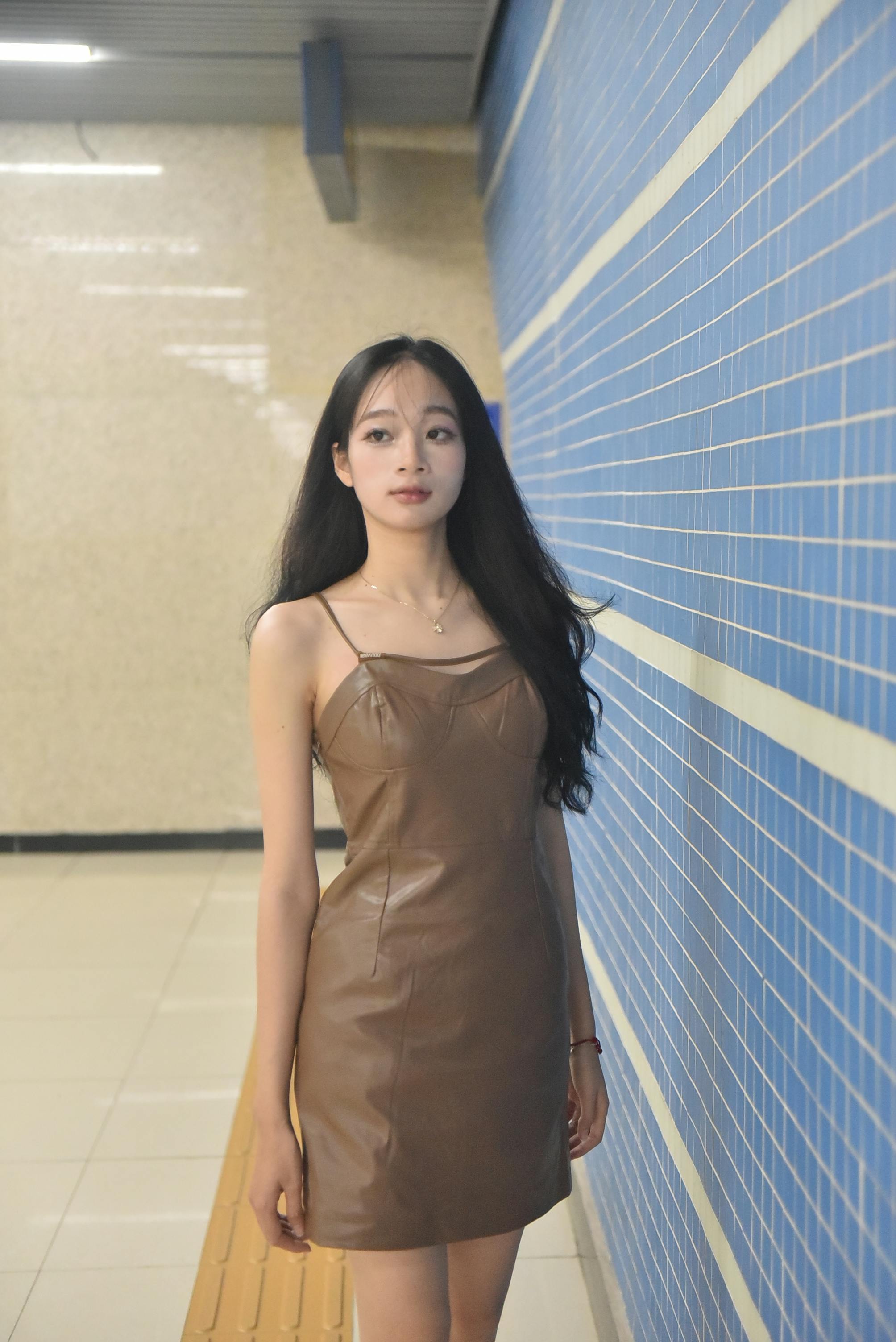 壁纸图片#848_现代suv驶过一座简约的建筑