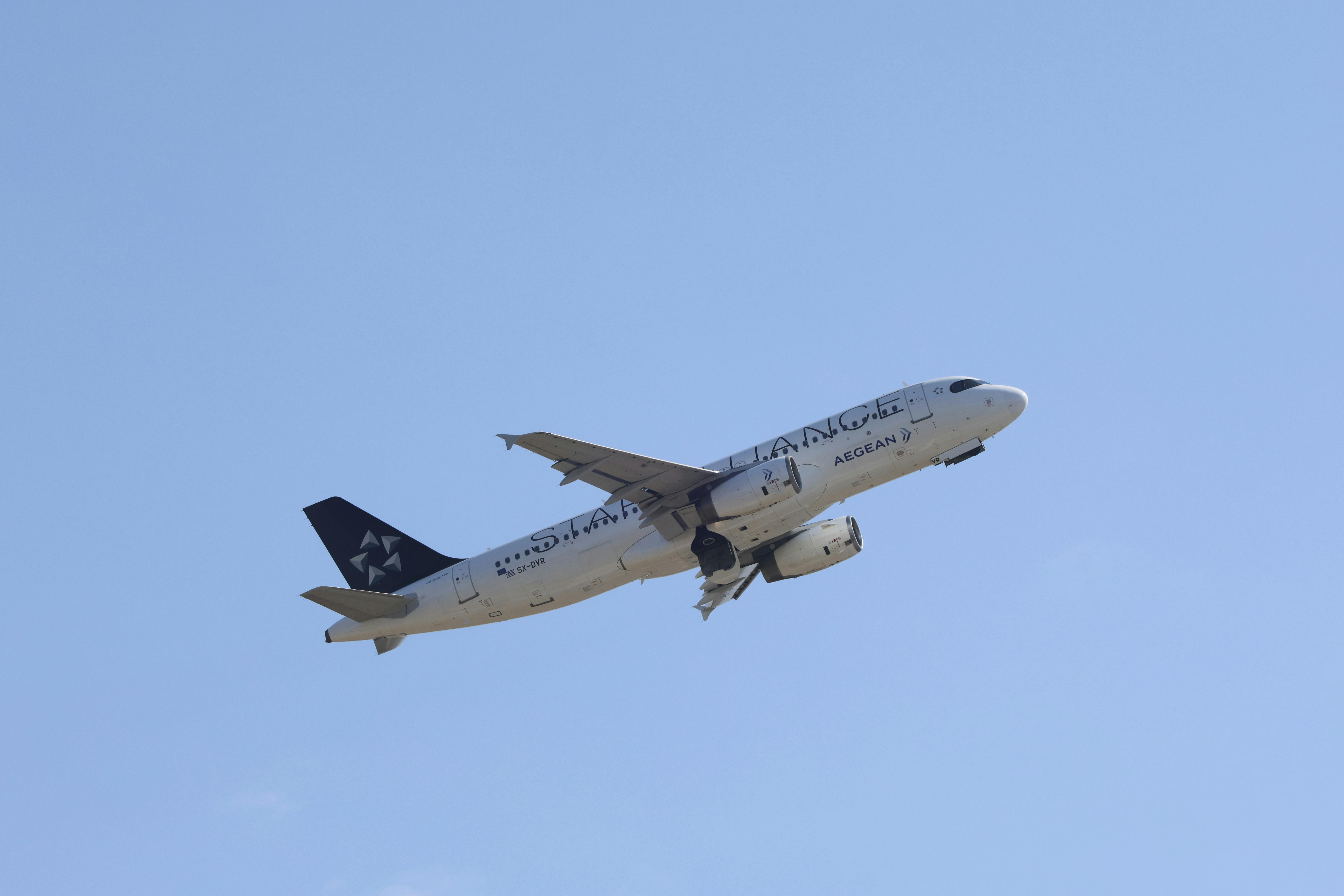 壁纸图片动漫壁纸_汉莎航空空客A320白天在跑道上