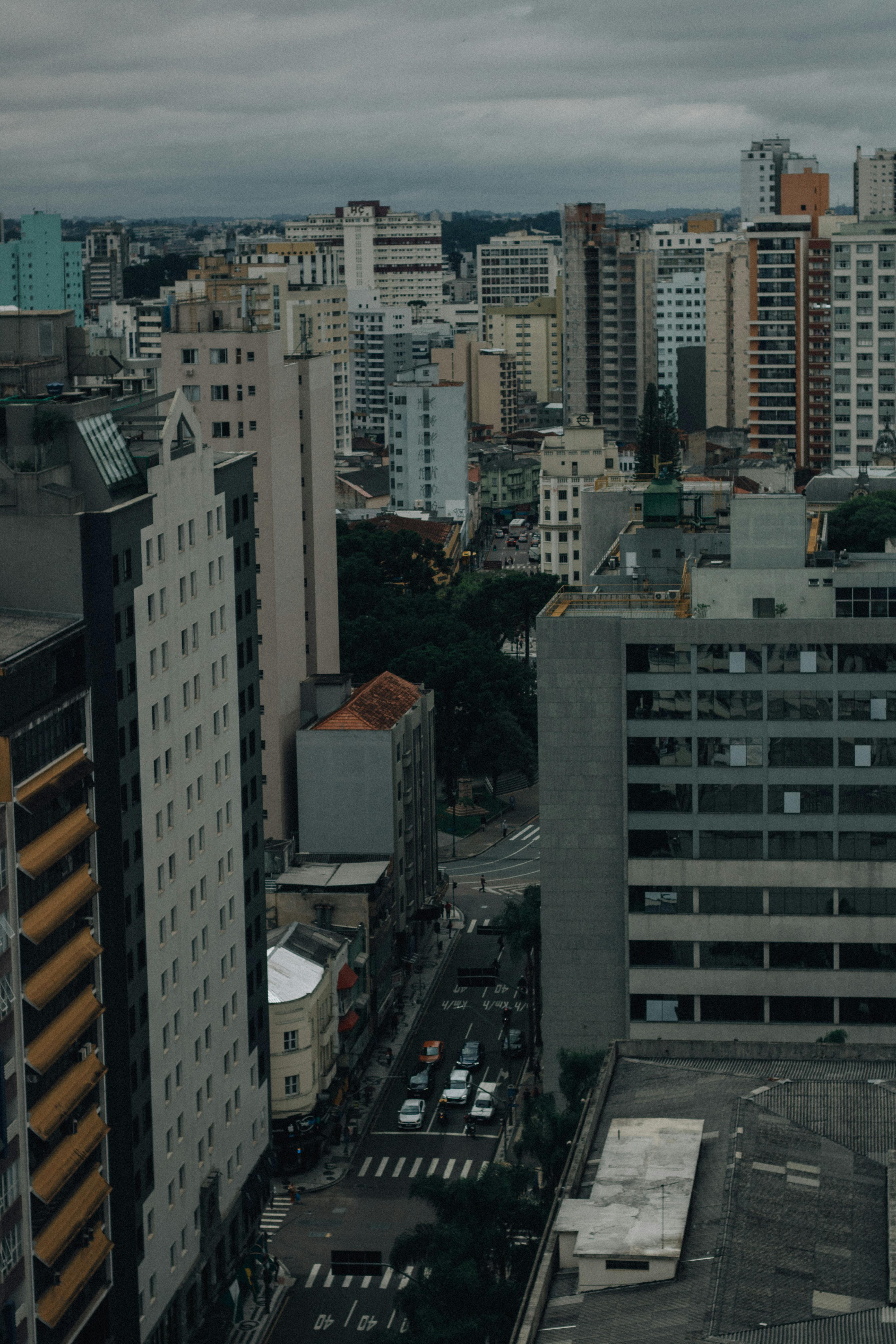 美景图片星城哈哈_单色海滩场景与浮木上的救生圈
