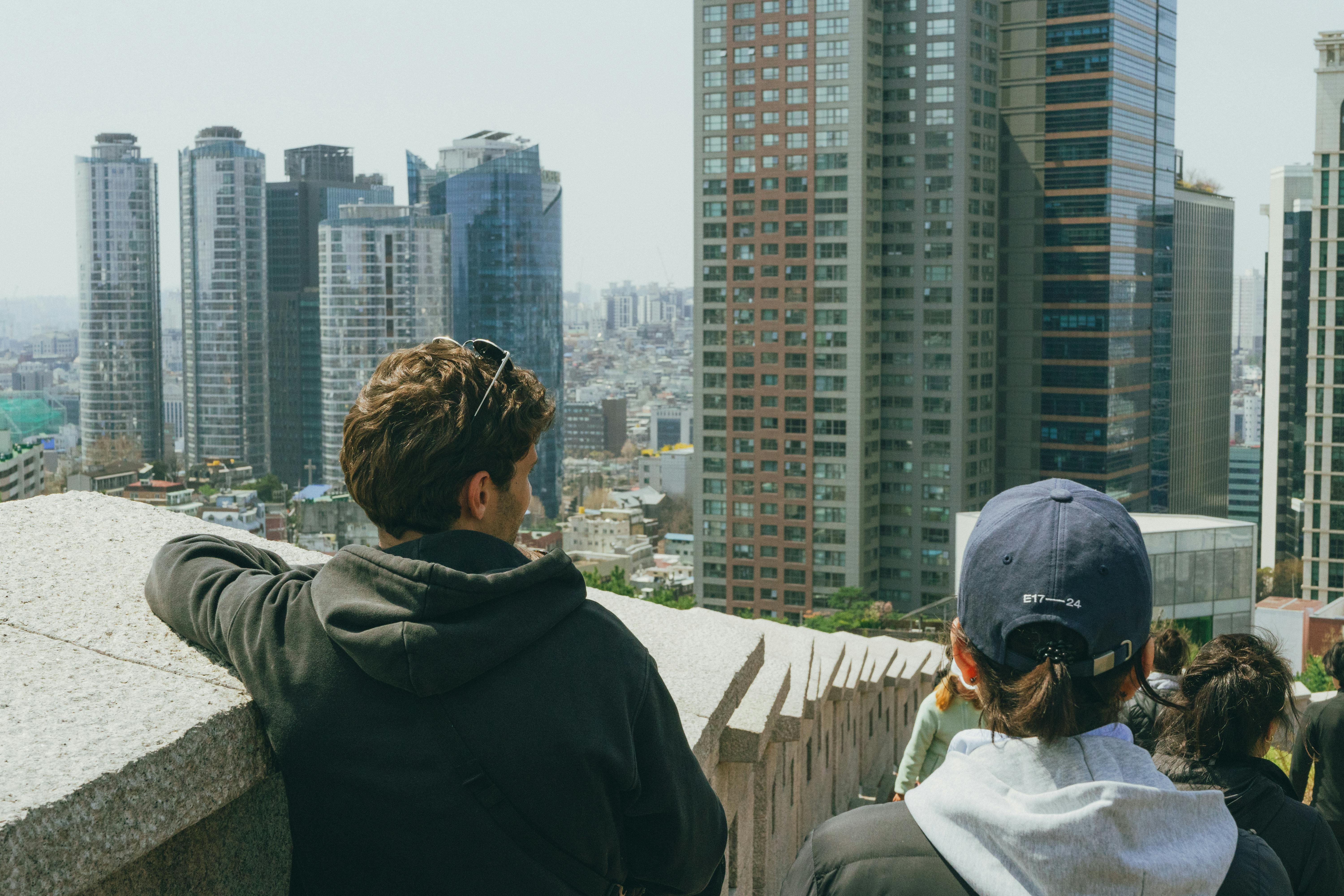 壁纸古风Backgrounds_河内悬挂带有共产主义标志的越南国旗
