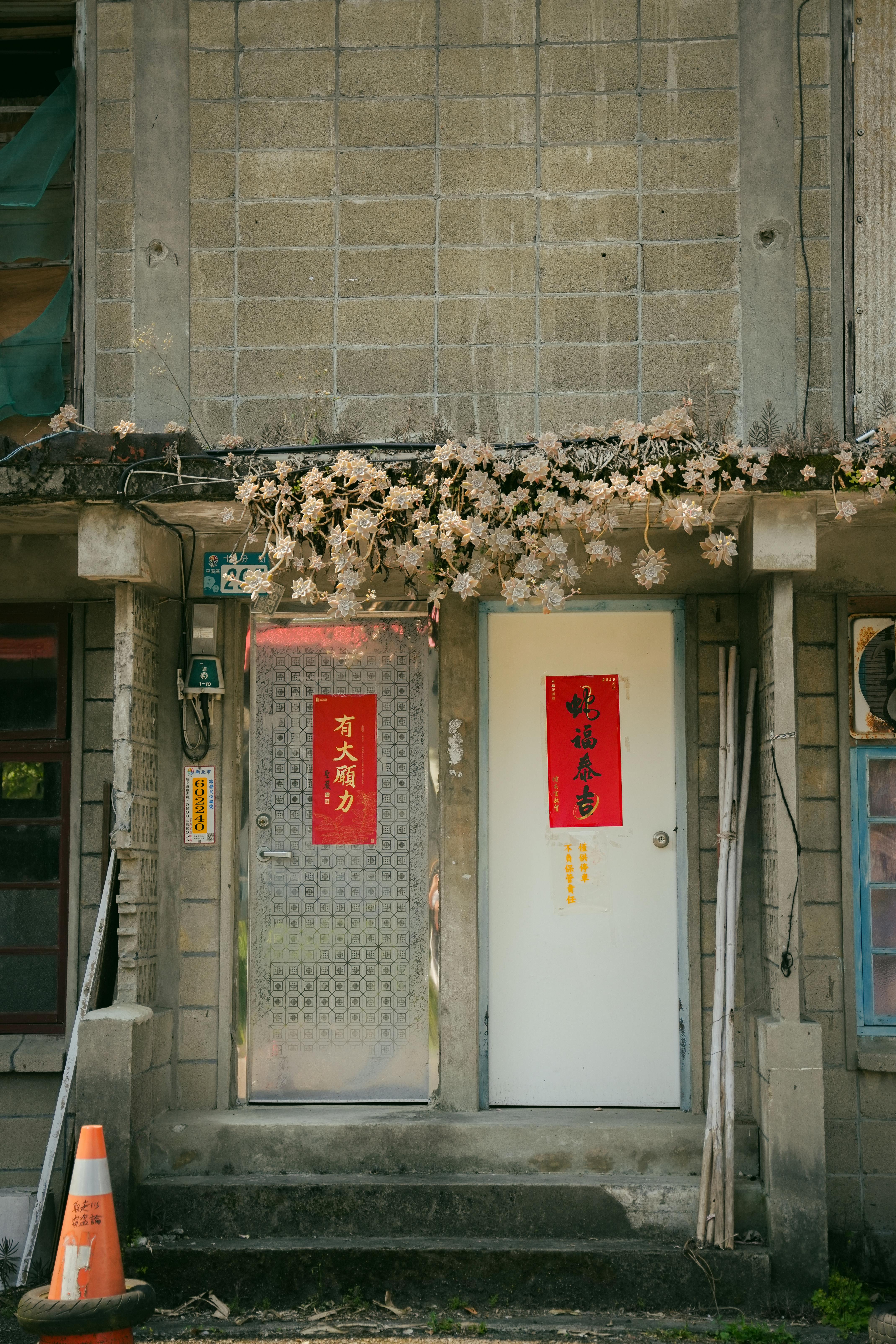 美景图片风景高清_九份街上放天灯的游客