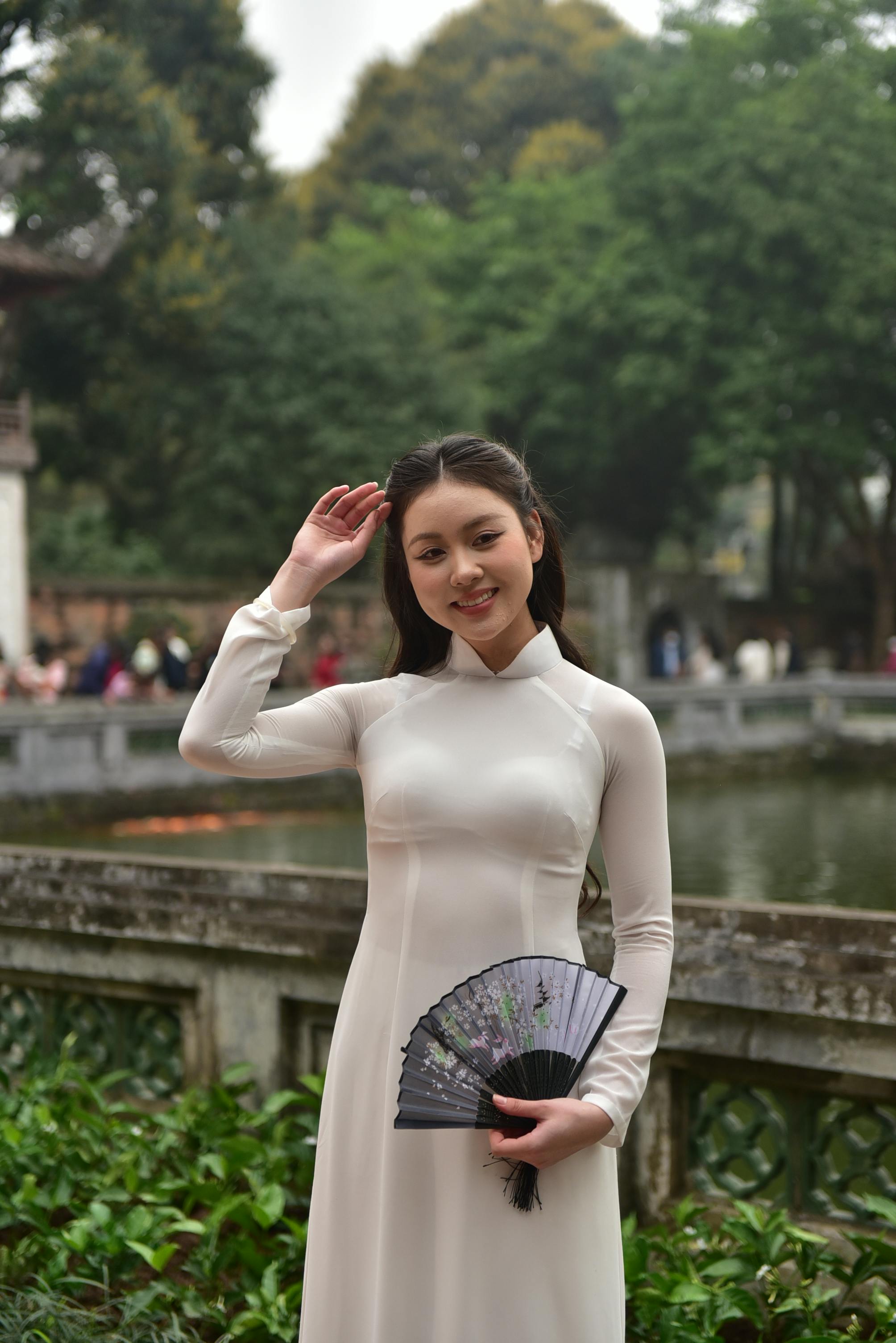 美景图片泰山_穿着黑色长袍的优雅女性在室内摆姿势