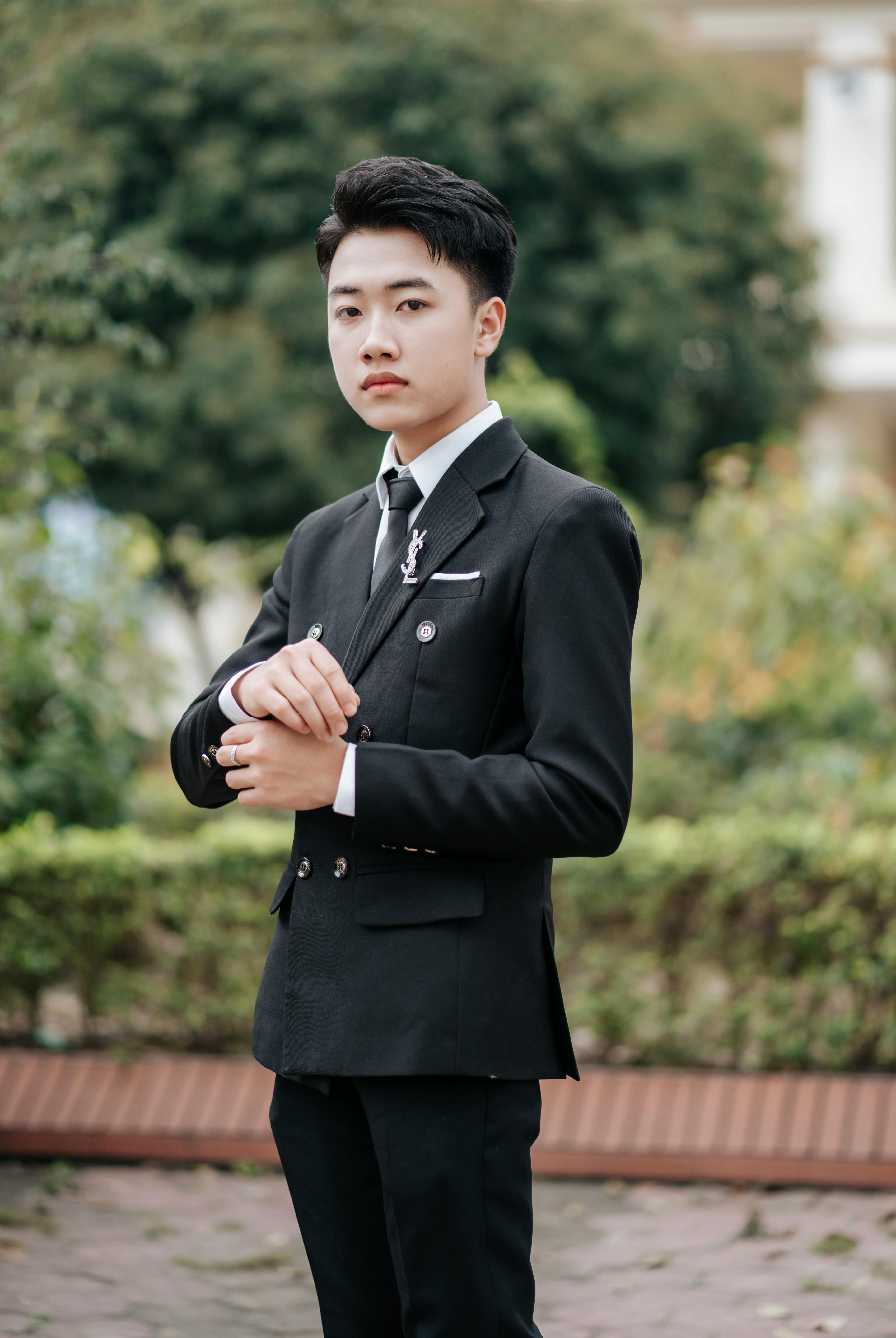 美女照片a_年轻职业男子在户外看表