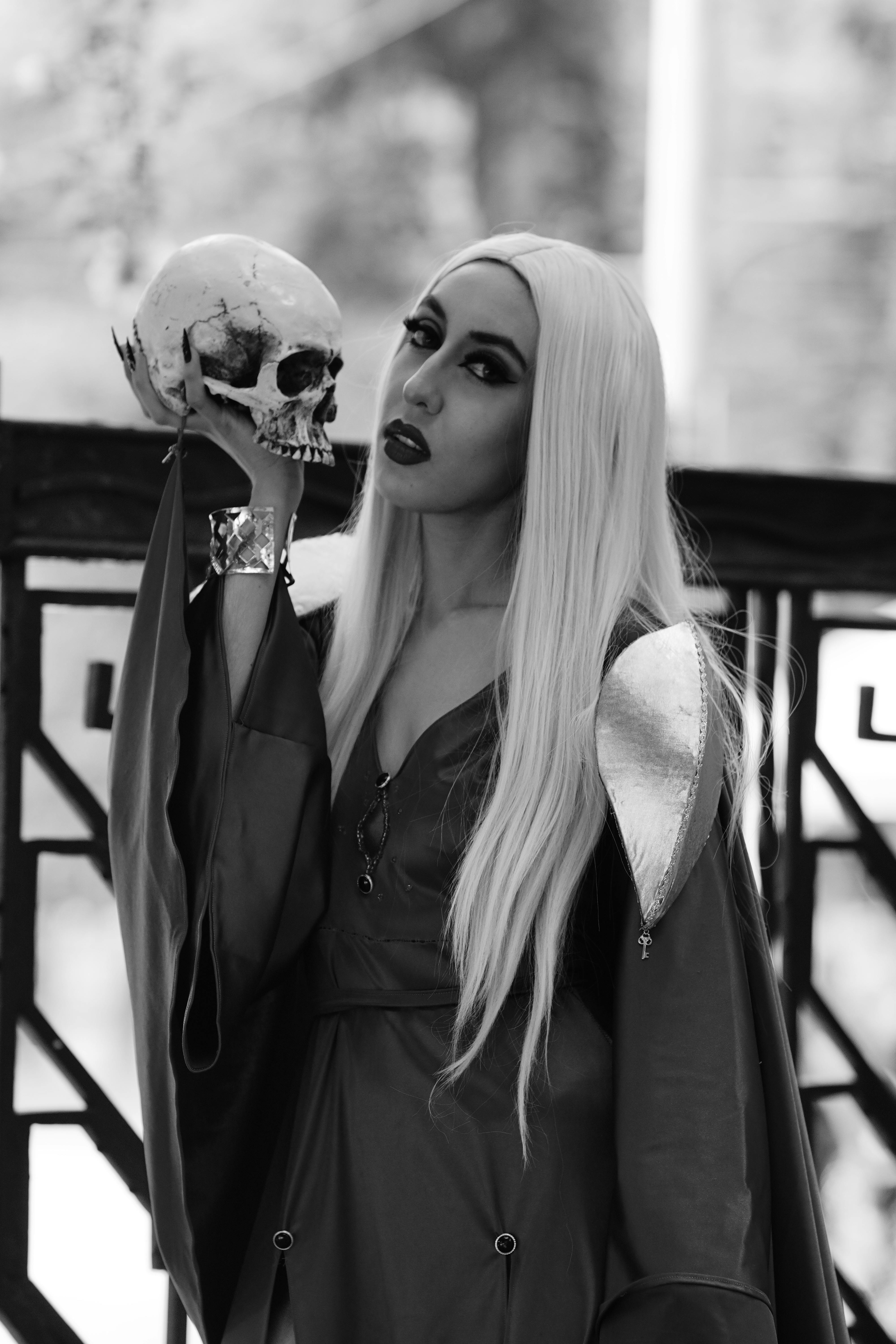 美女照片街拍_森林环境中充满活力的cosplay肖像