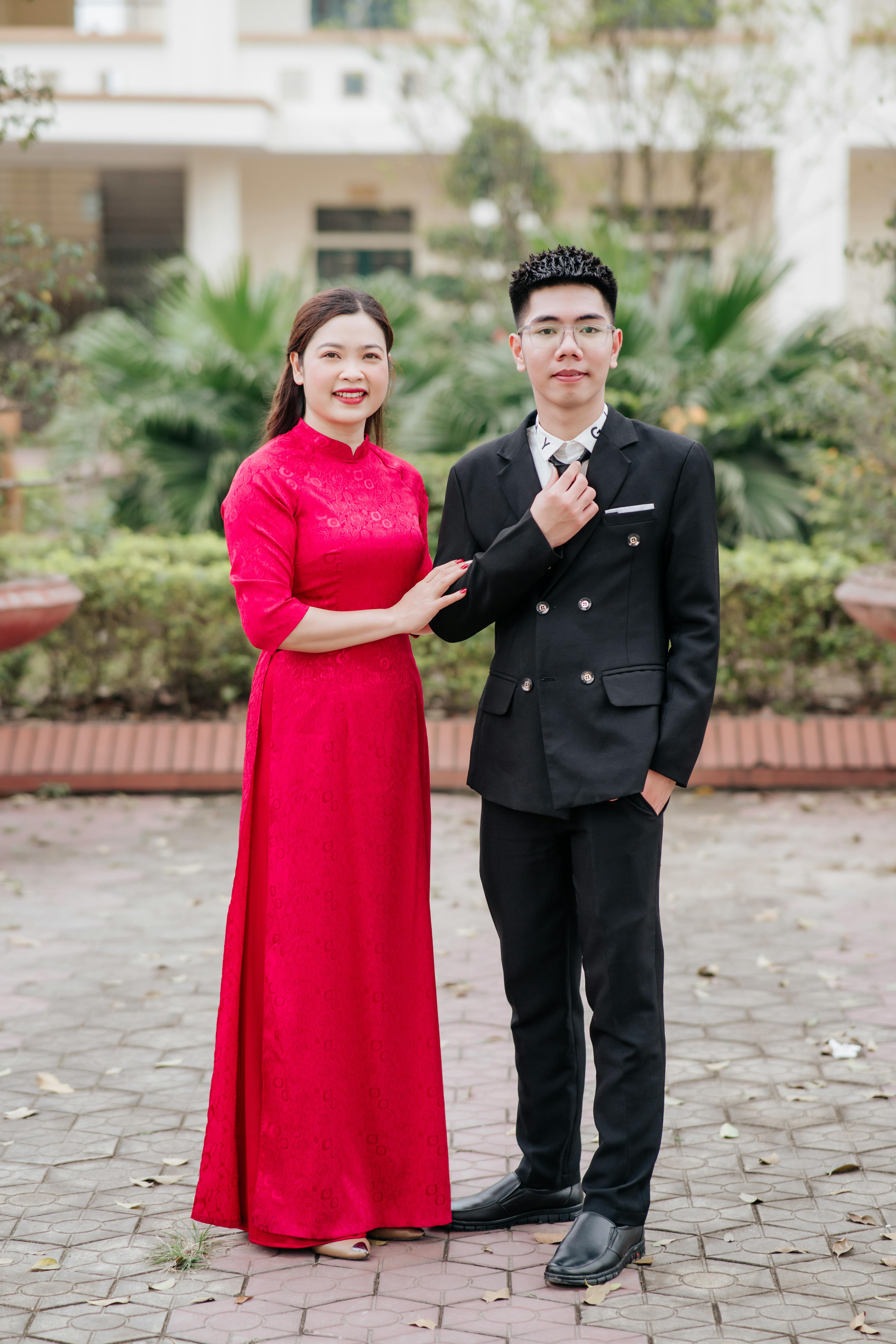 壁纸高清壁纸美女_穿着西装外套和黄色裤子的时尚男士