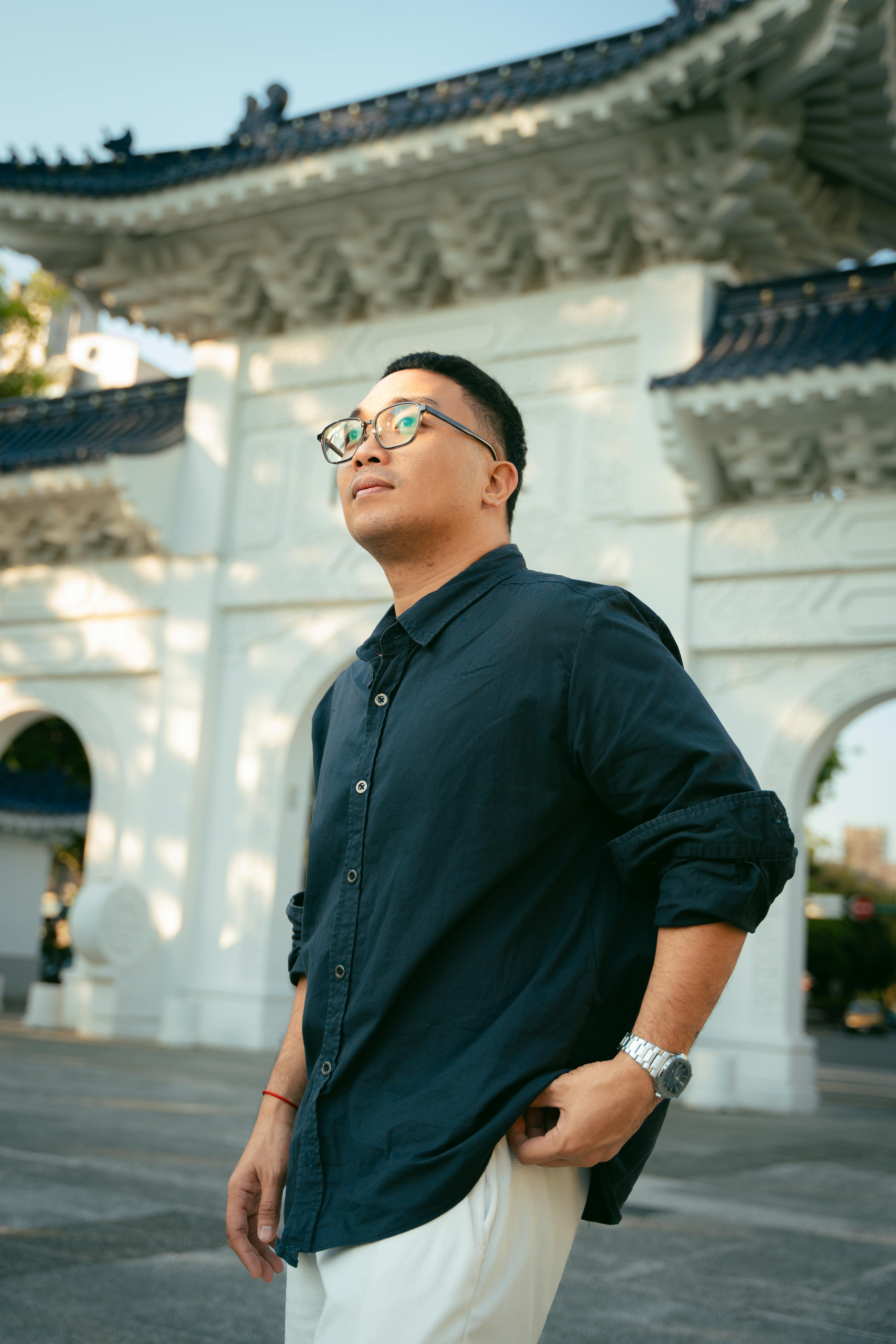 美景图片地方,中国美景_年轻男子在风景秀丽的户外地点摆姿势