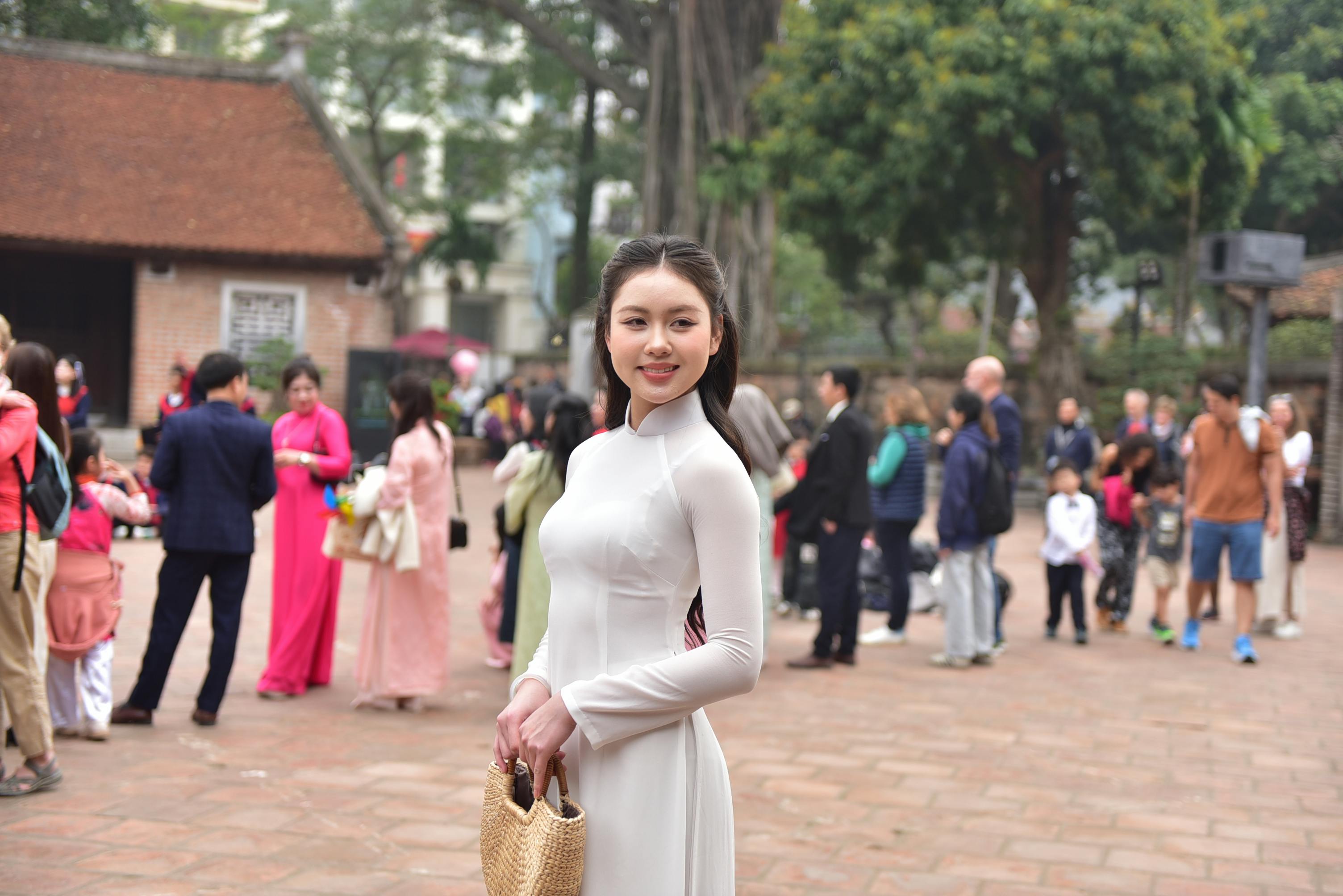 美女自拍中国_身着传统服饰、手持扇子的年轻女子