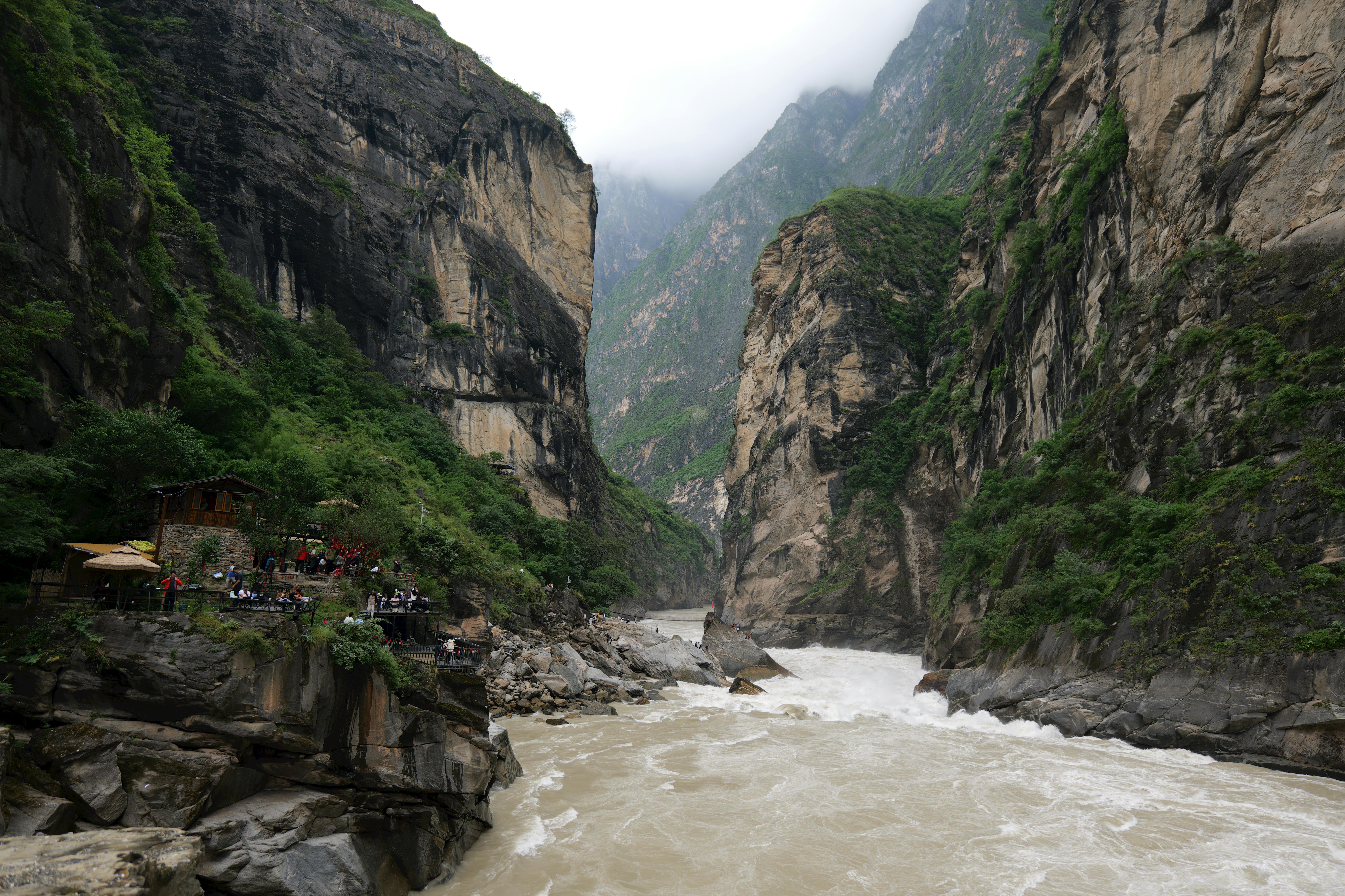 美景图片自然风景_蒲公英种子上的水滴特写