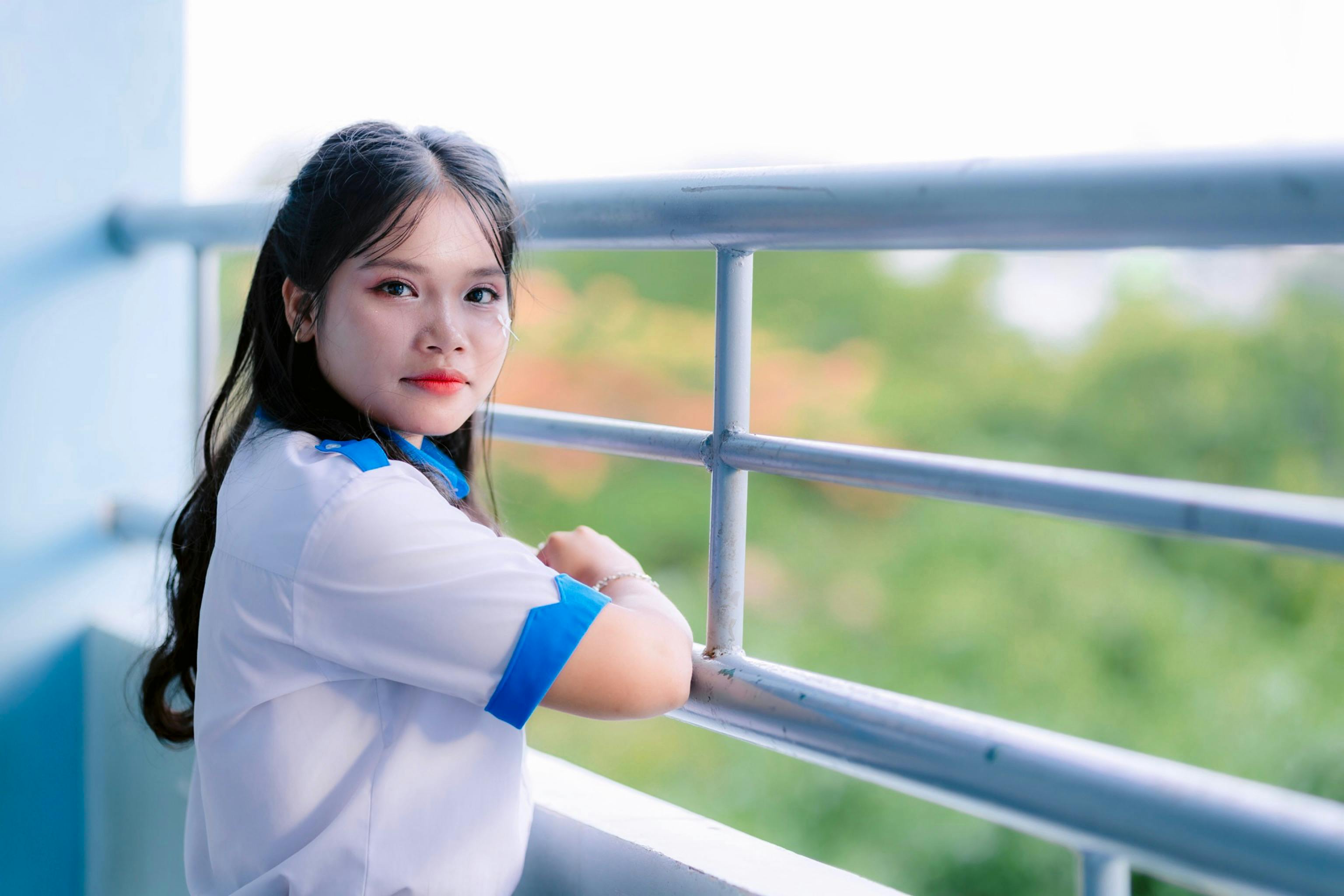 美女自拍艺术_性格开朗的学生坐在学校走廊里