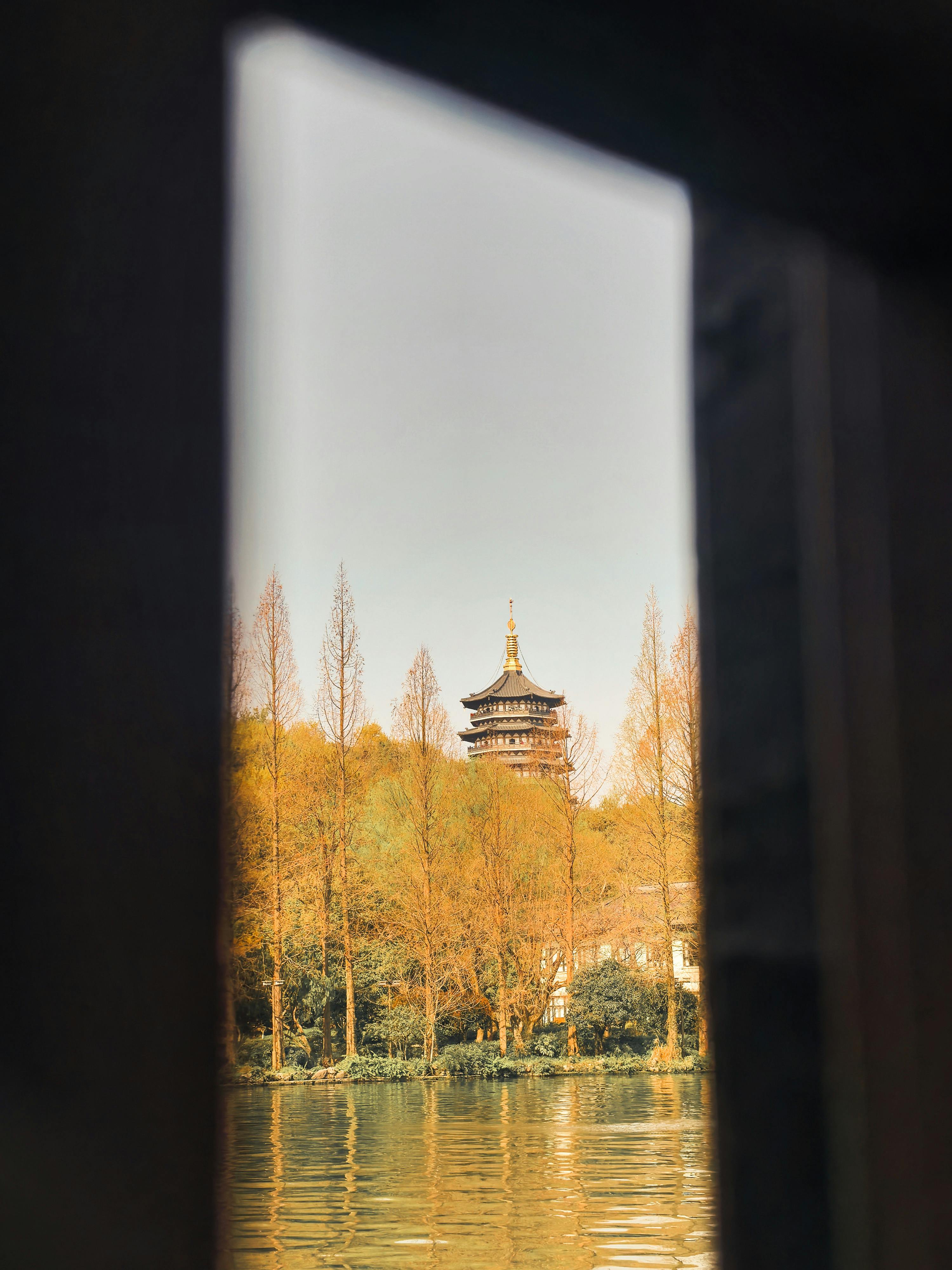 手机壁纸风景_蓝天下的宁静海洋景色