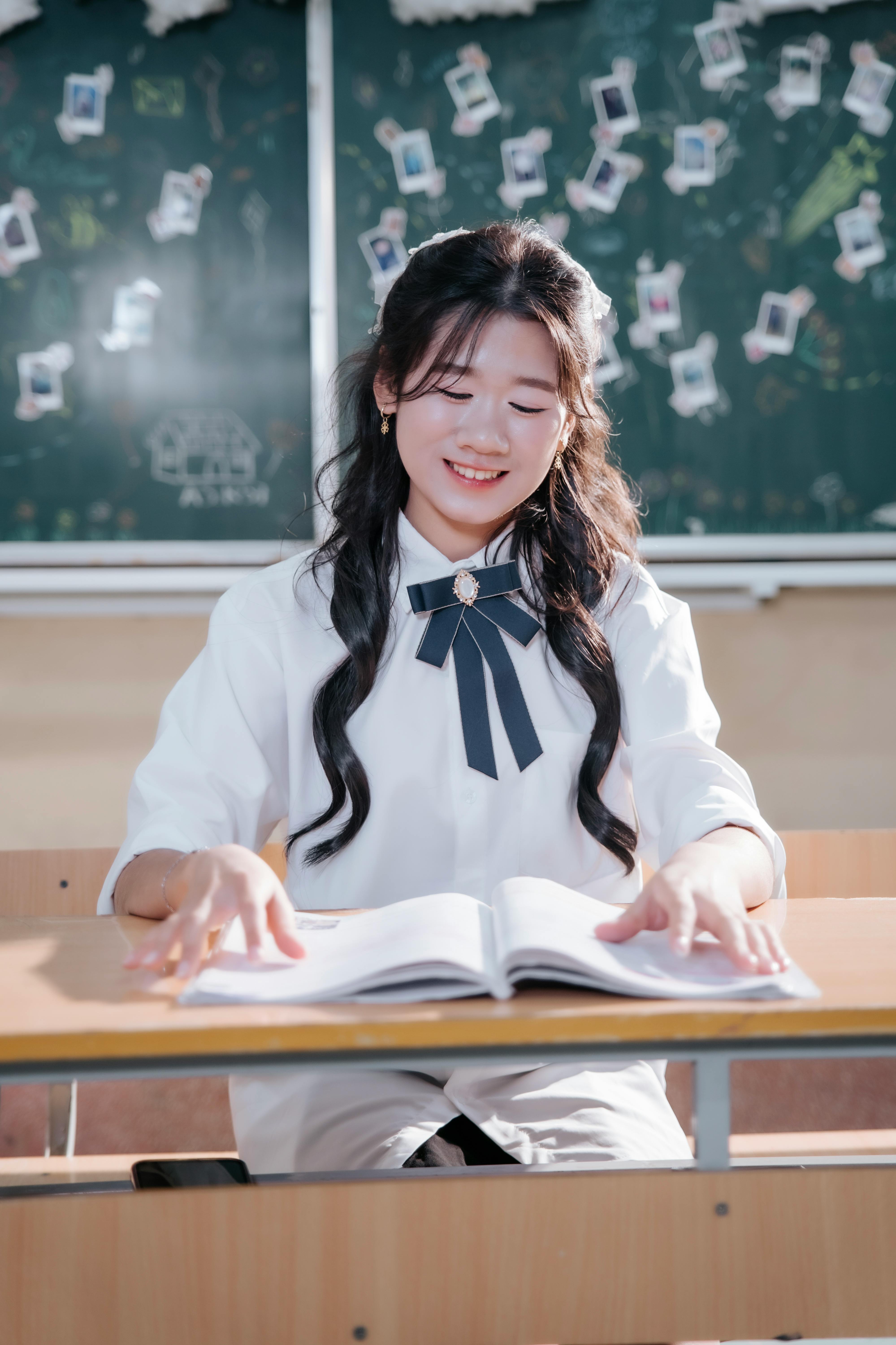 壁纸图片美女壁纸_身着白色奥黛的年轻女子优雅肖像
