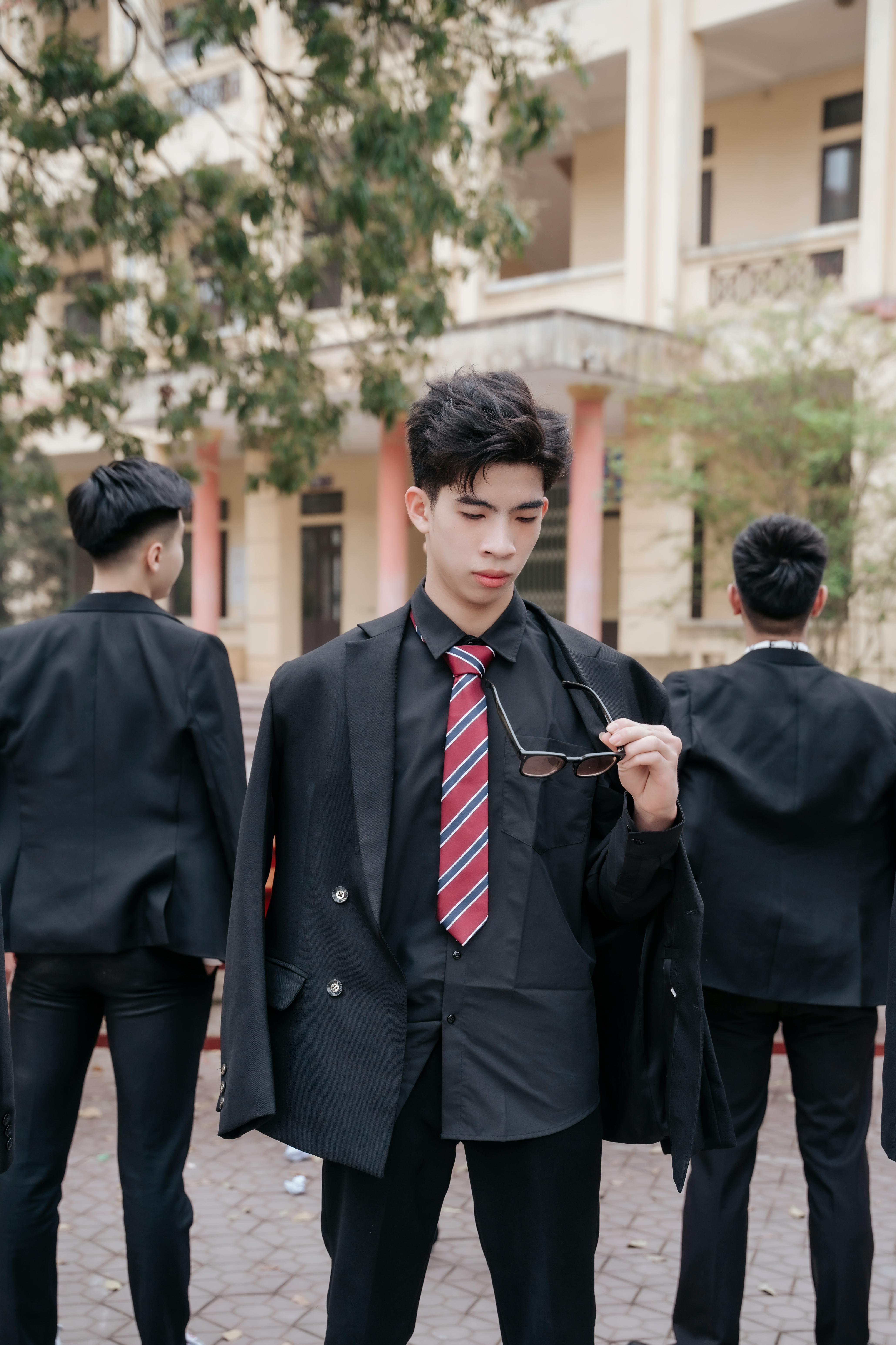 美景图片壁纸_一群穿着正式服装的年轻专业人士在户外
