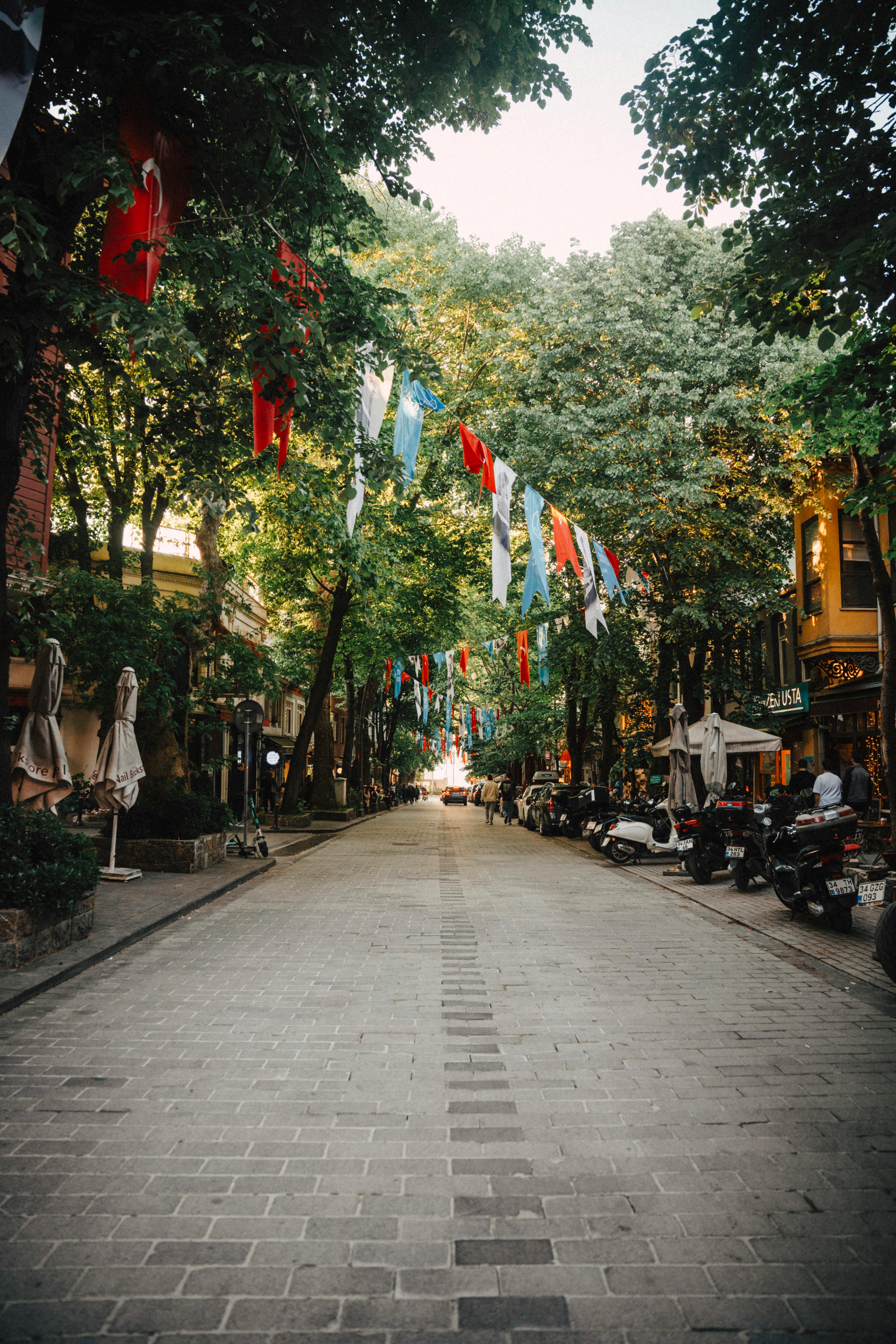 美景图片Lenovo_伊斯坦布尔历史街区的多彩街景