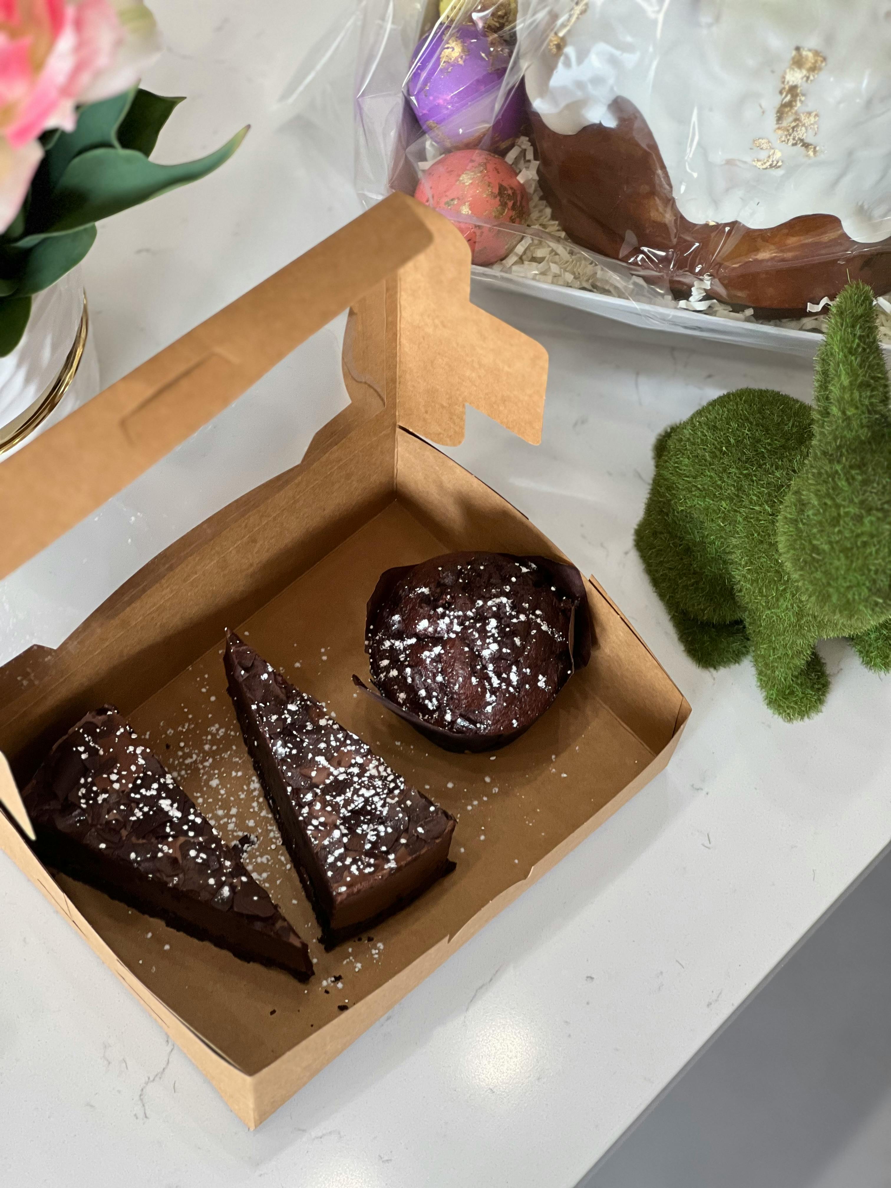 壁纸可爱苹果壁纸_排灯节蜡烛被黄色和白色的花朵包围