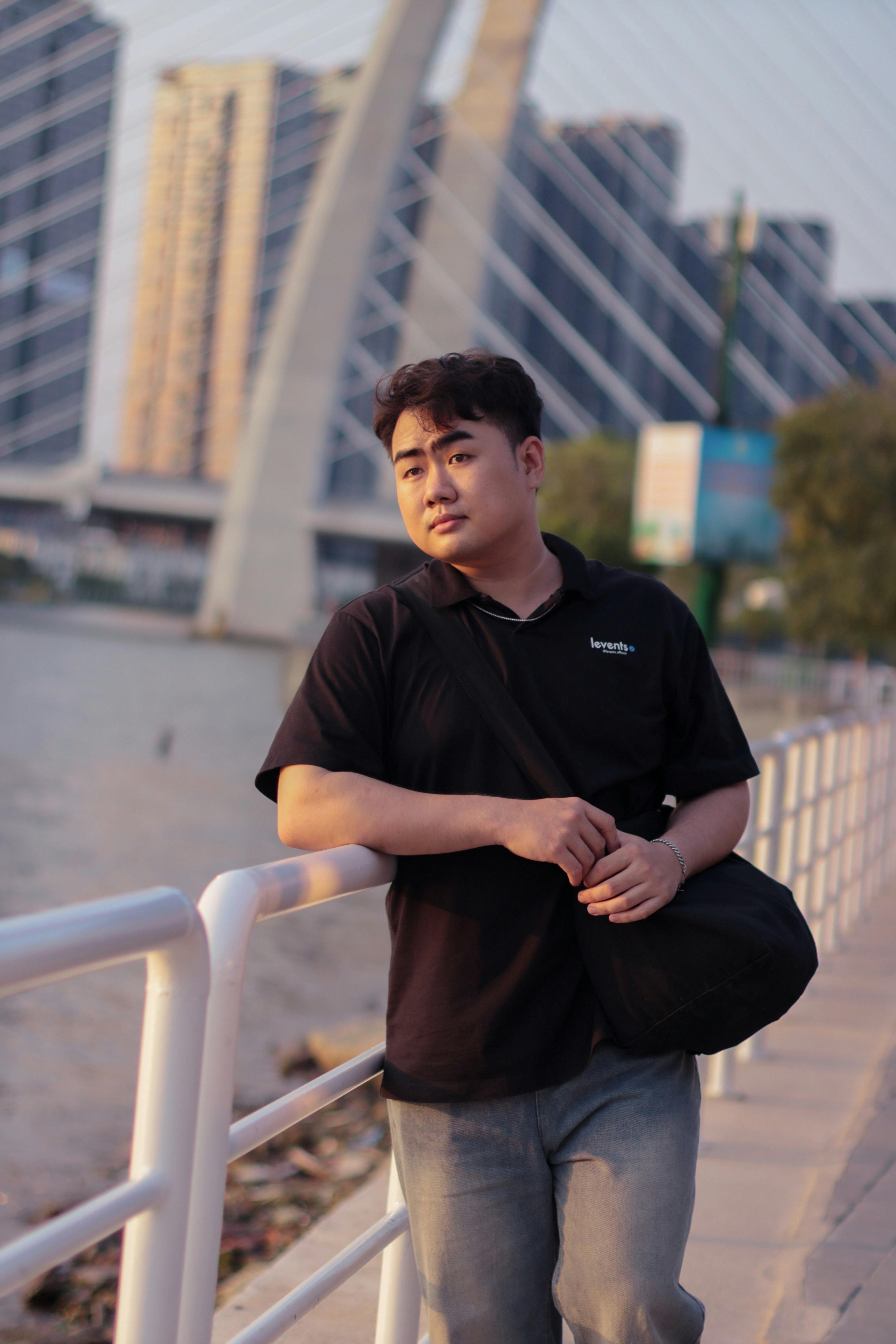 美景图片伤感说说吧_岩石海岸线上的戏剧性灯塔
