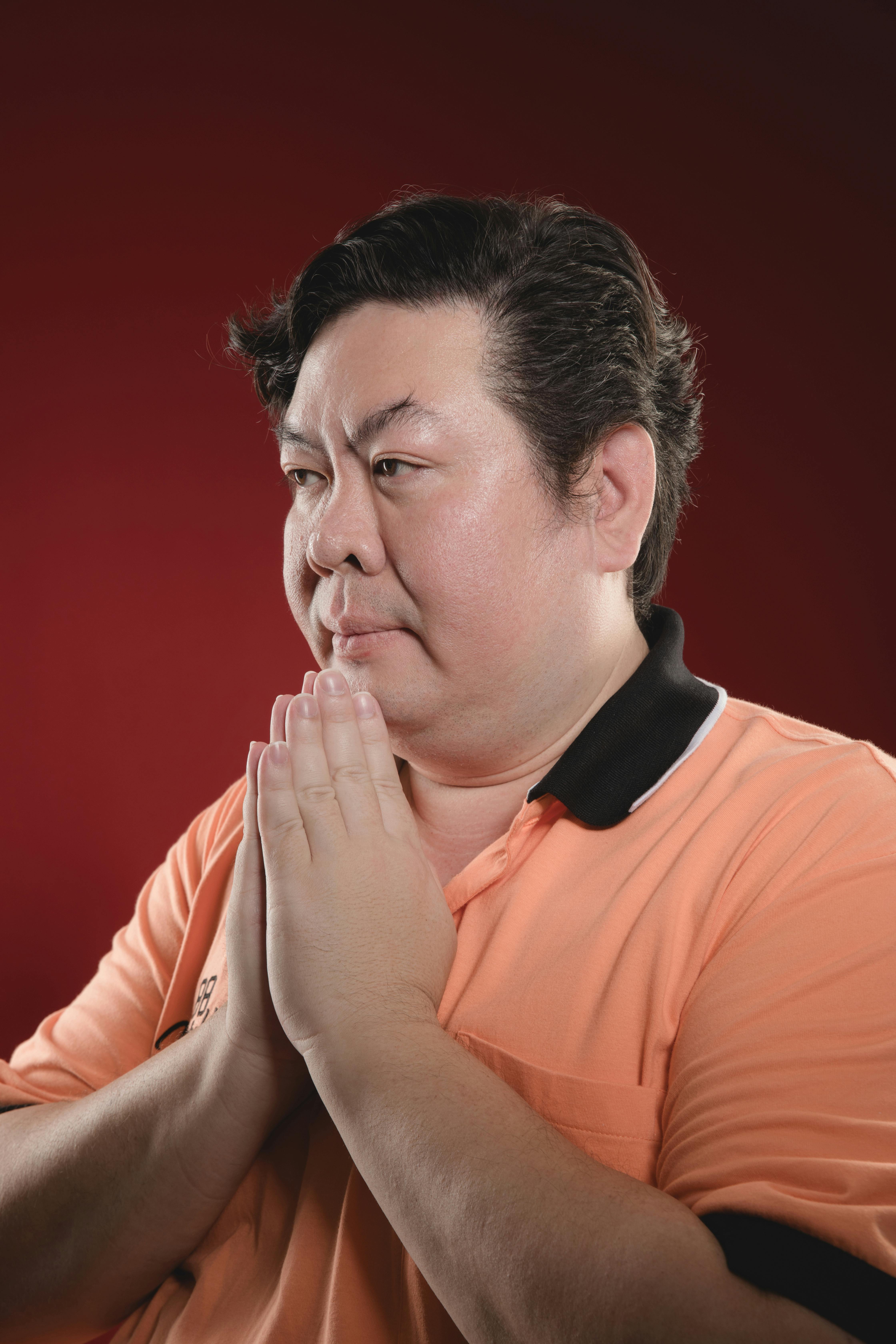 壁纸高清高清_印尼传统环境中的快乐老年夫妇