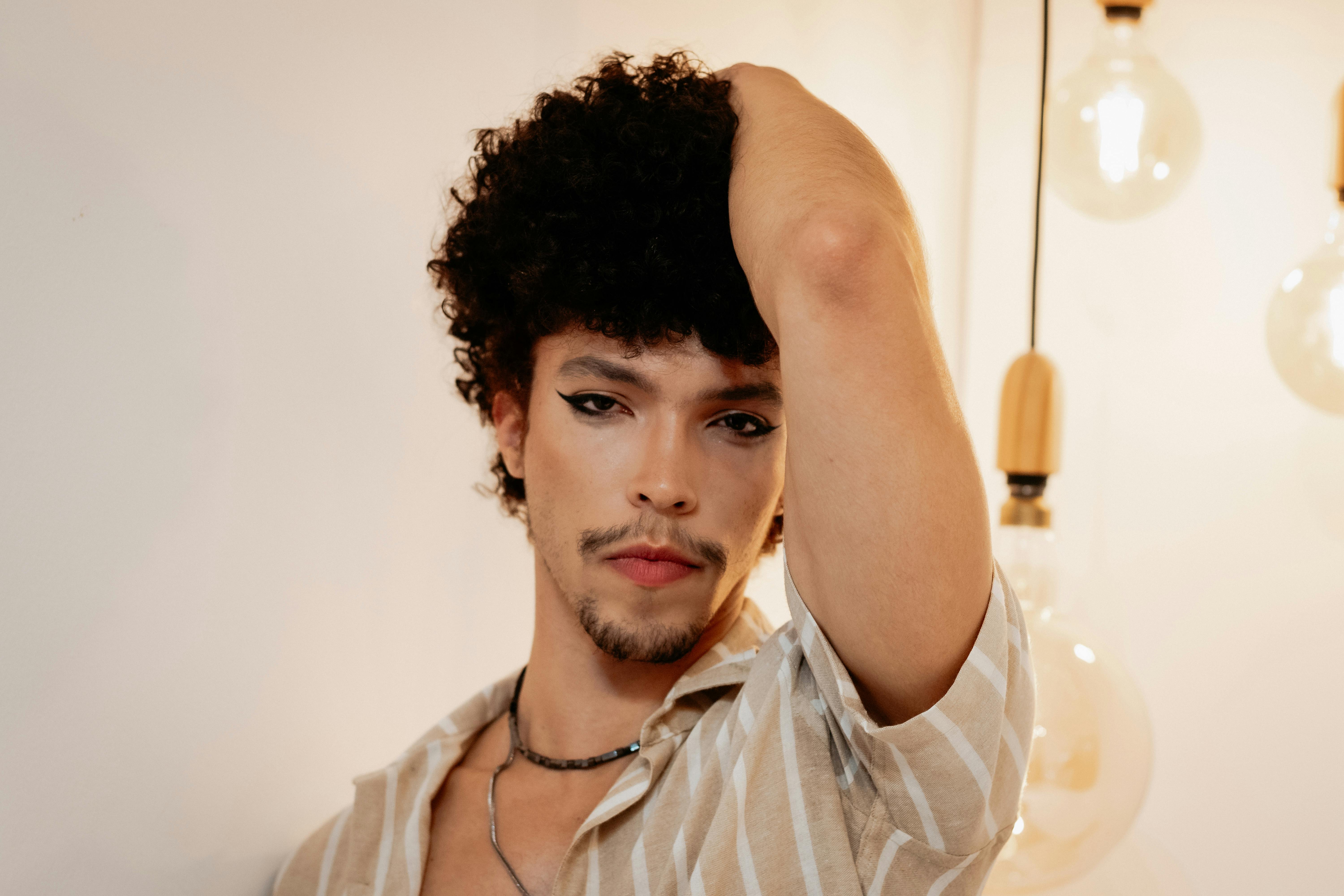 美景图片Jiuzhai_郁郁葱葱的绿树丛中的男人艺术肖像
