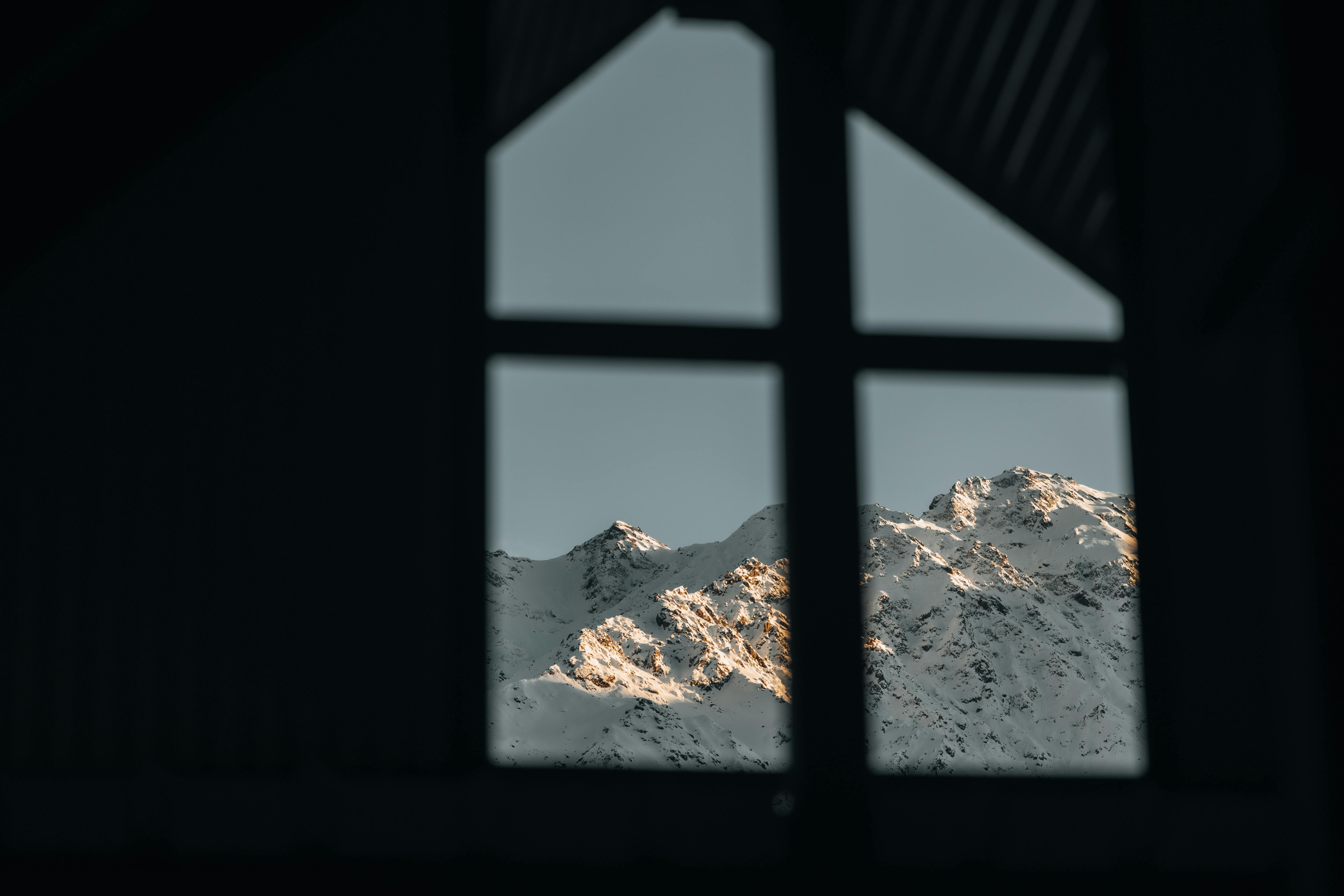 美景图片峨眉山_沐浴在阳光下的雄伟喜马拉雅山峰