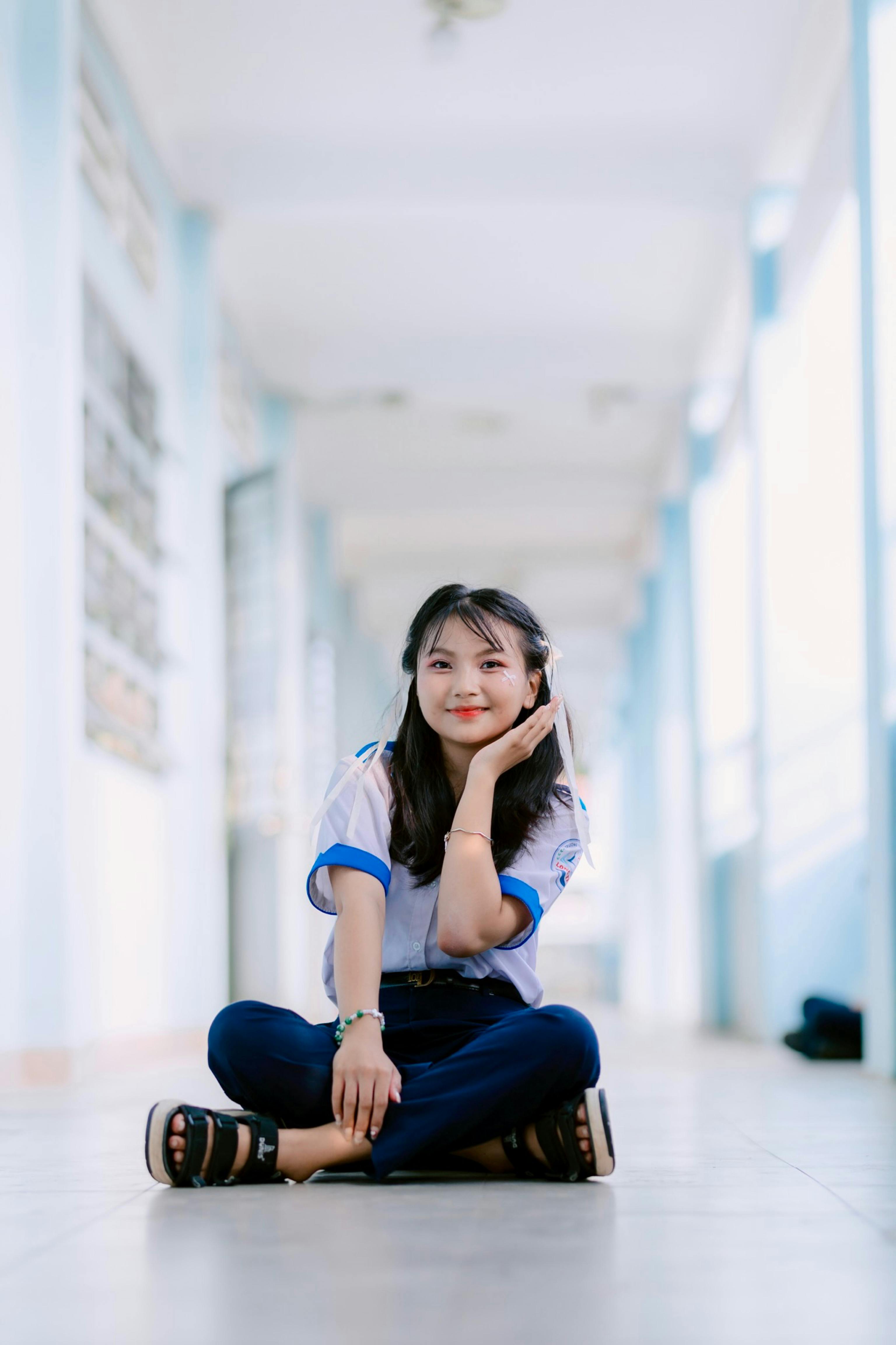 美女壁纸大波_日落时分水边的平静家庭剪影