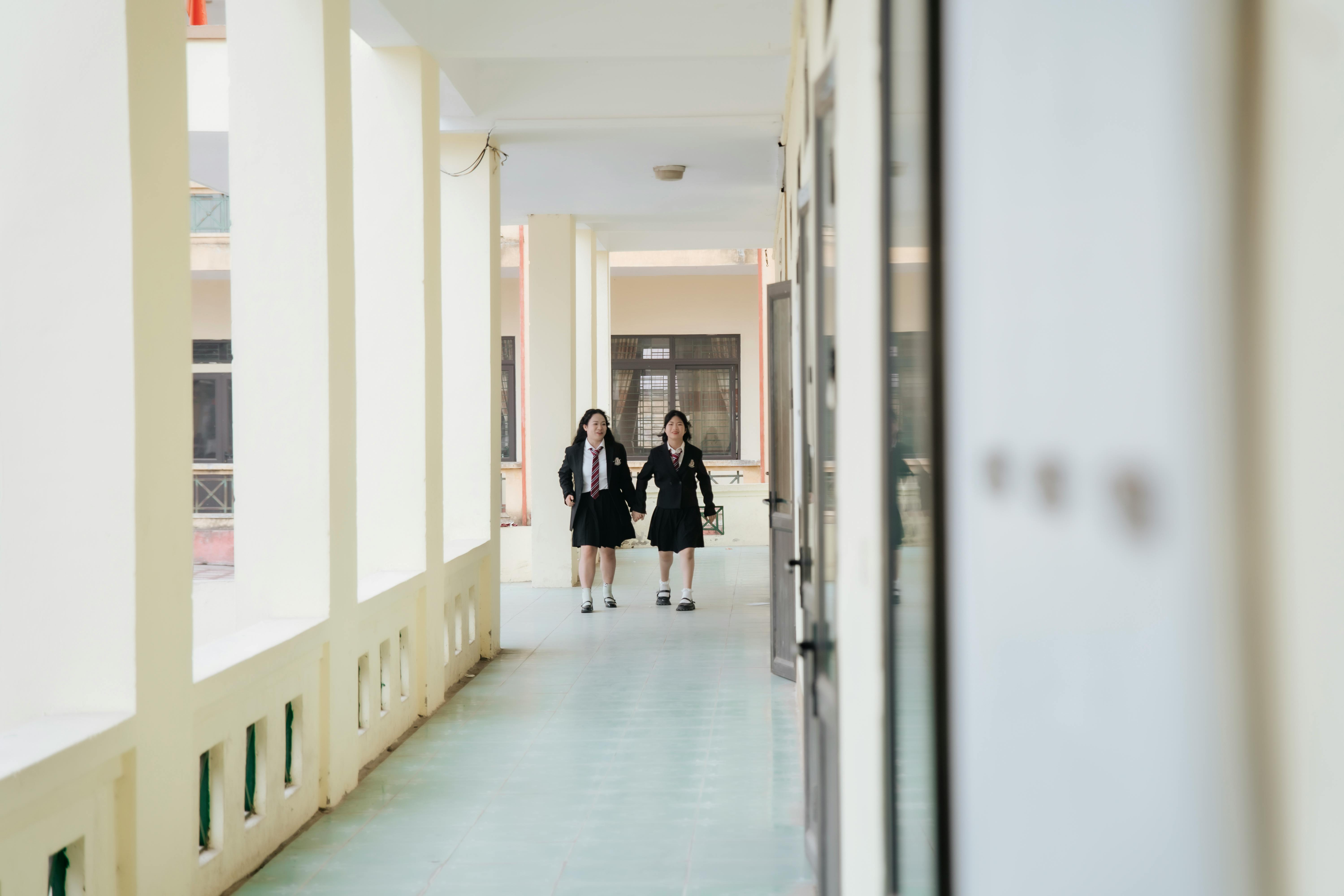 美女照片美女写真_教室里带着黑板艺术微笑的学生