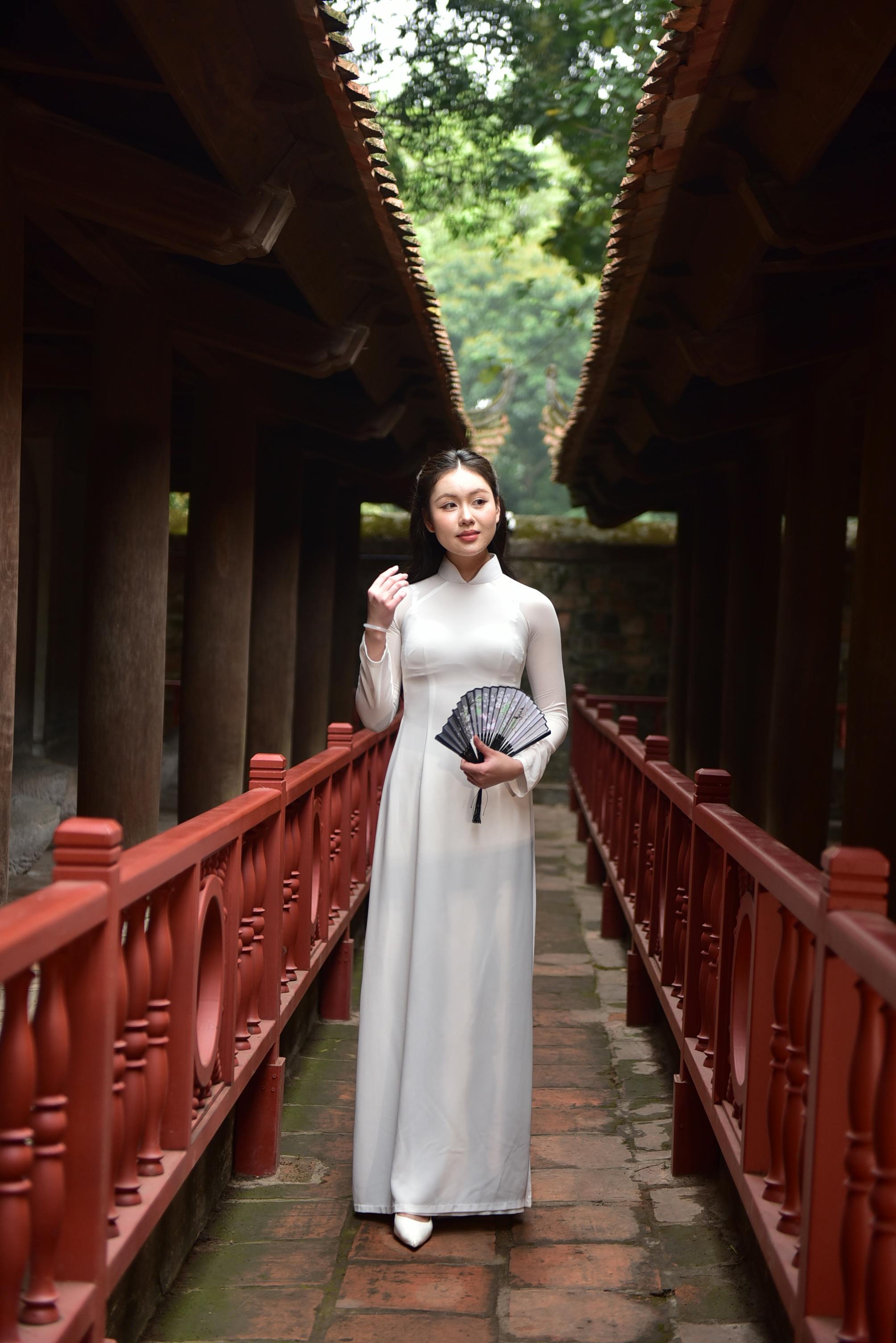 美女自拍美女头像_历史悠久的寺庙中身着传统服饰的年轻女子