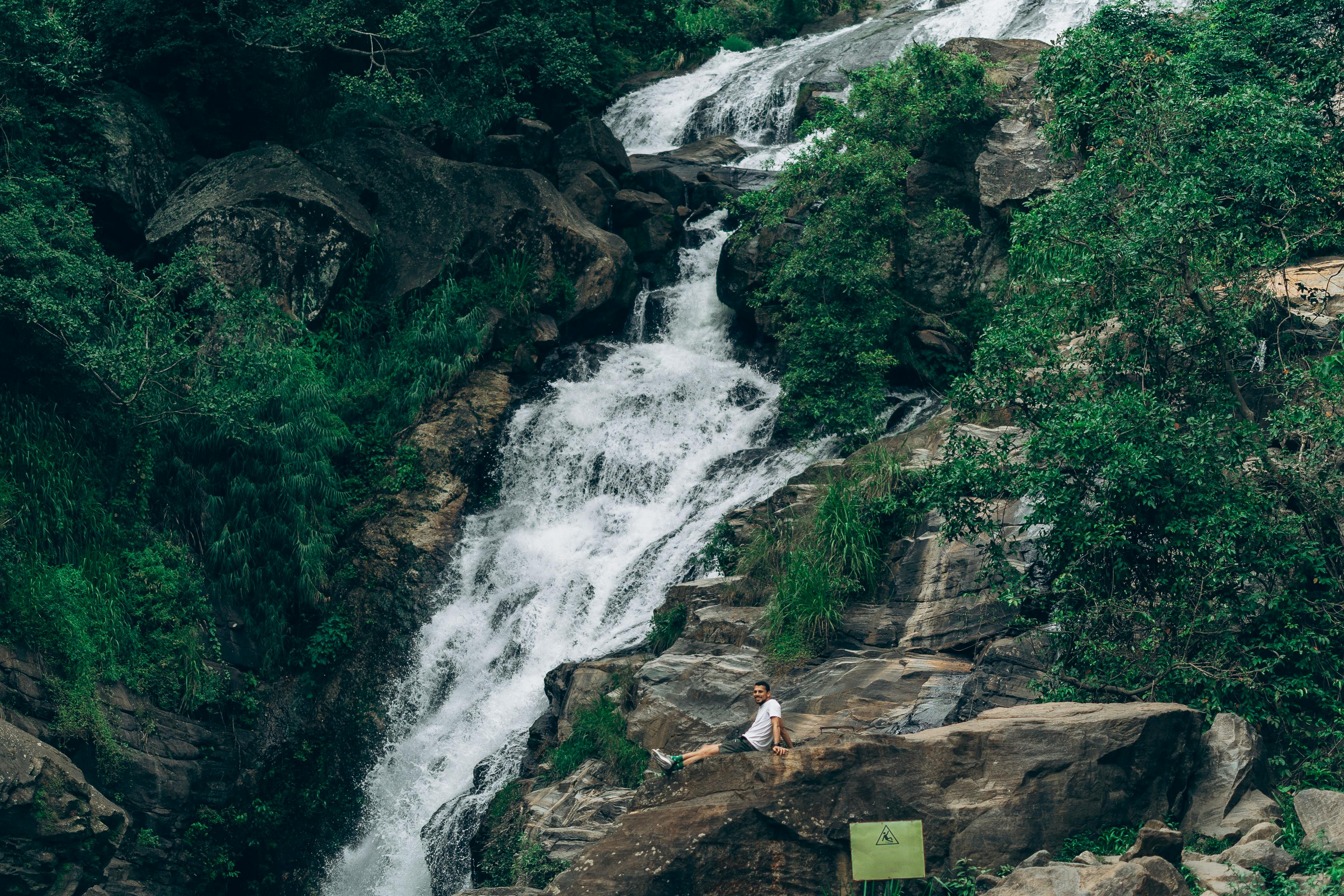 壁纸古风Image_斯里兰卡茂密森林中的风景瀑布