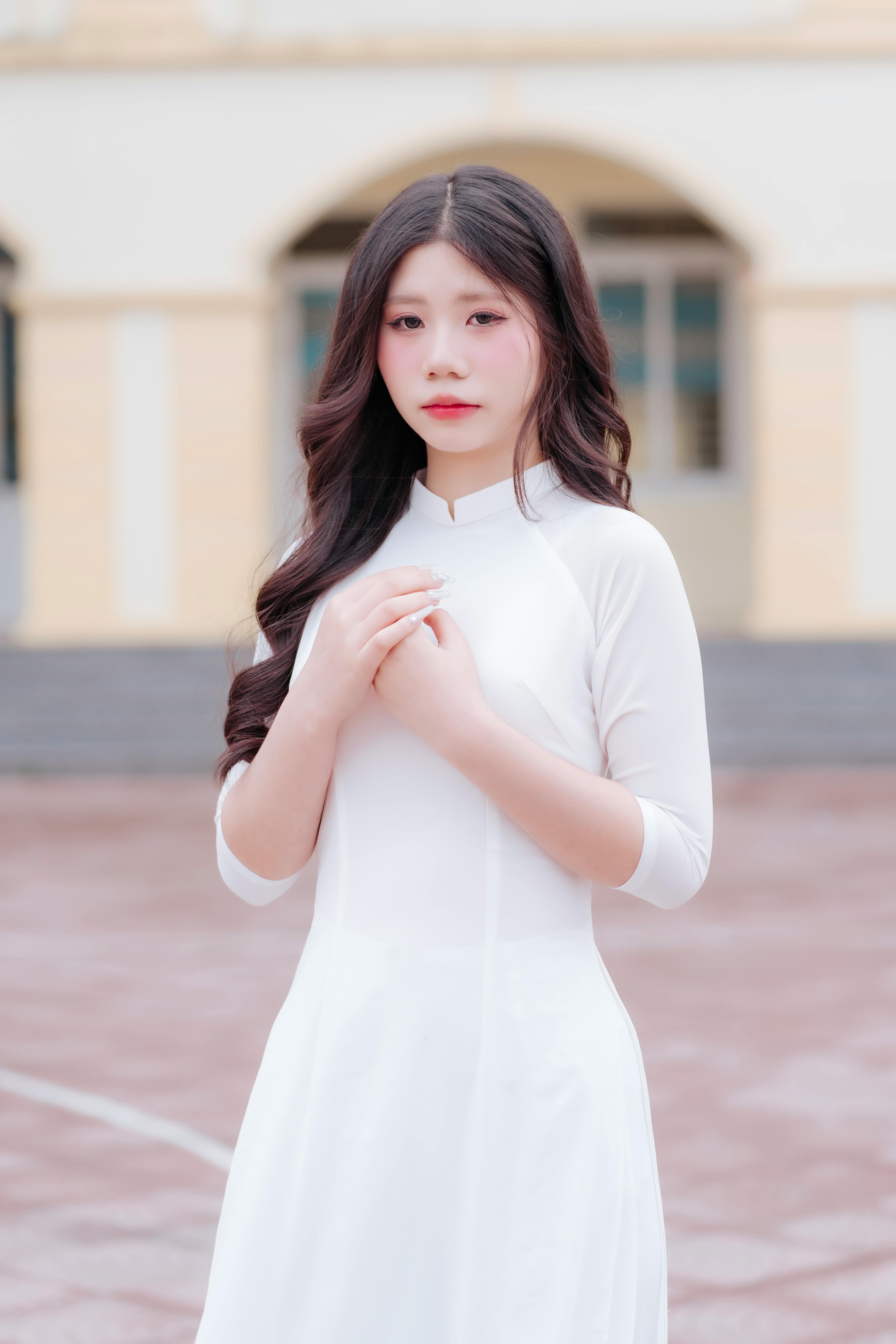 美景图片4k_年轻女子在户外台阶上放松