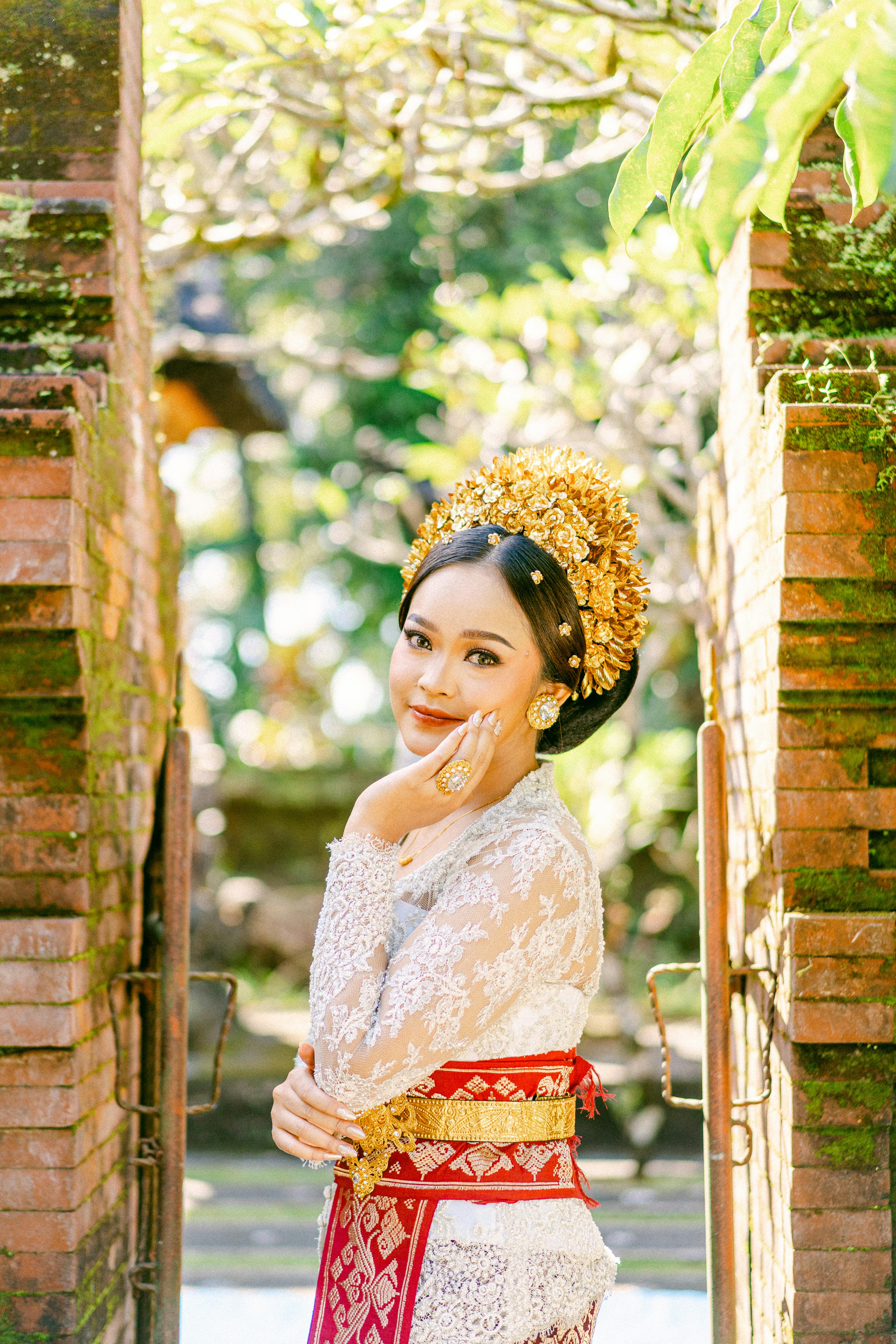 壁纸高清美女_雾山景观中的乡村小屋