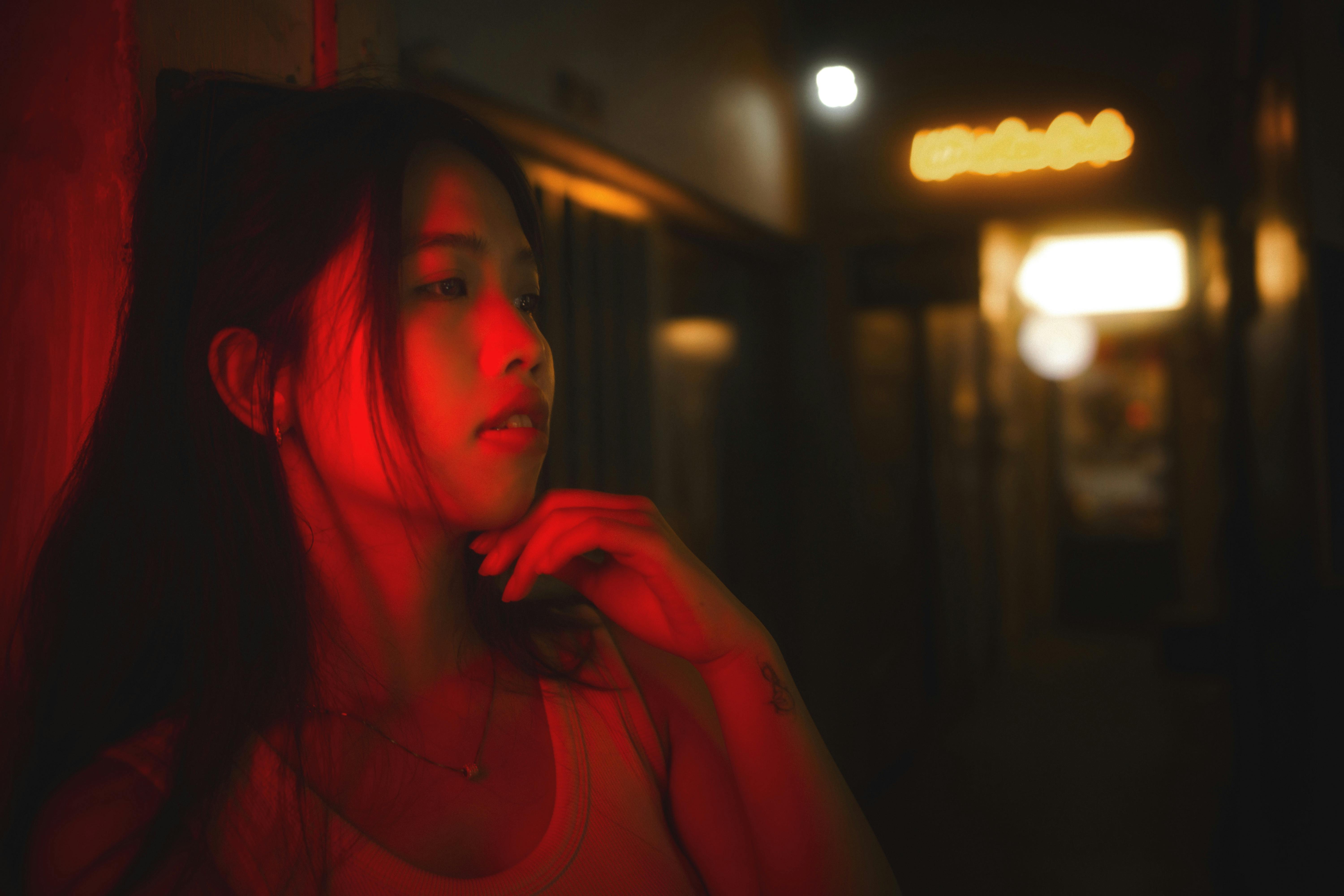 美女自拍网红_黑暗走廊中红色灯光下的忧郁肖像