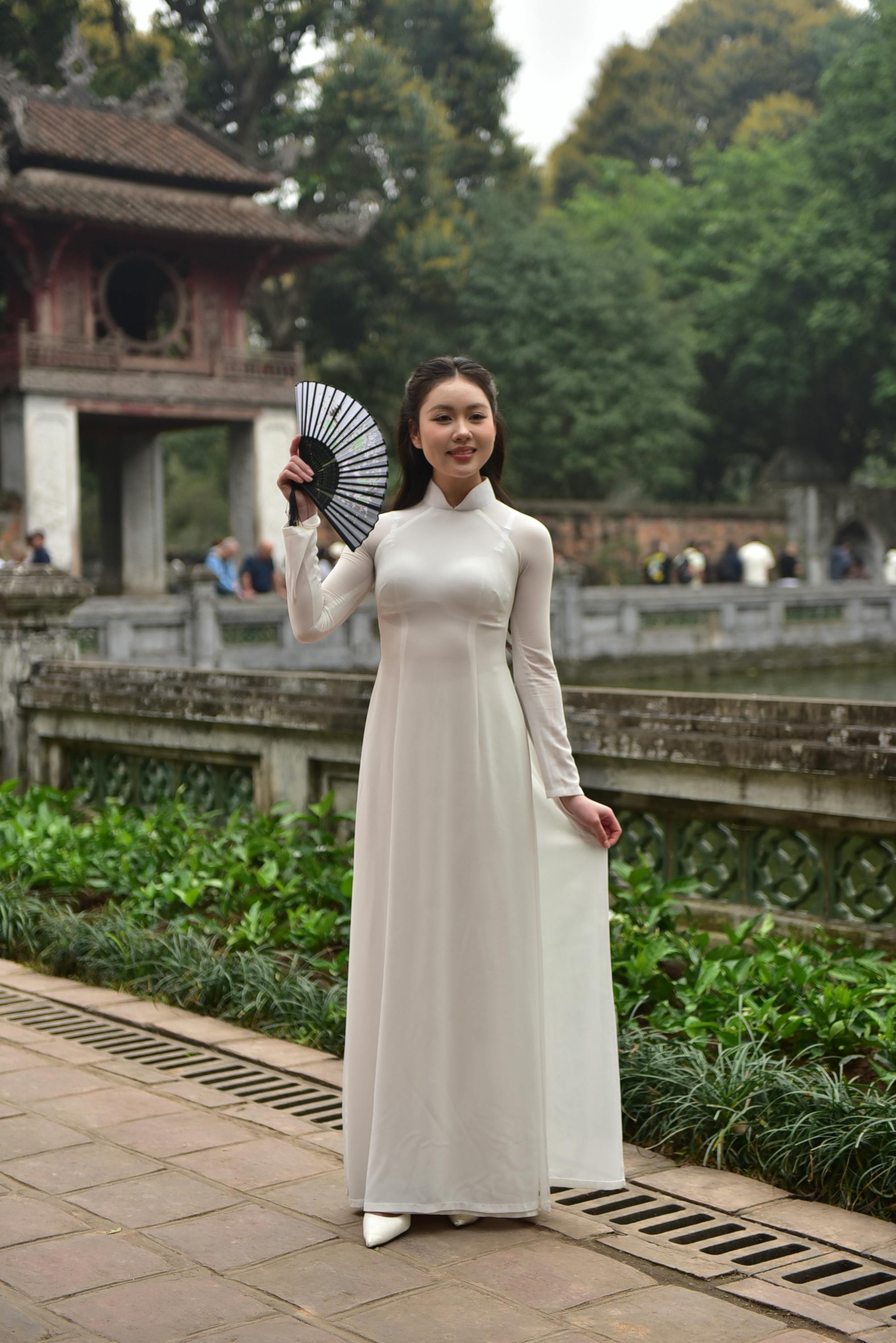 美景图片南非_自信的年轻女子在户外时尚头巾