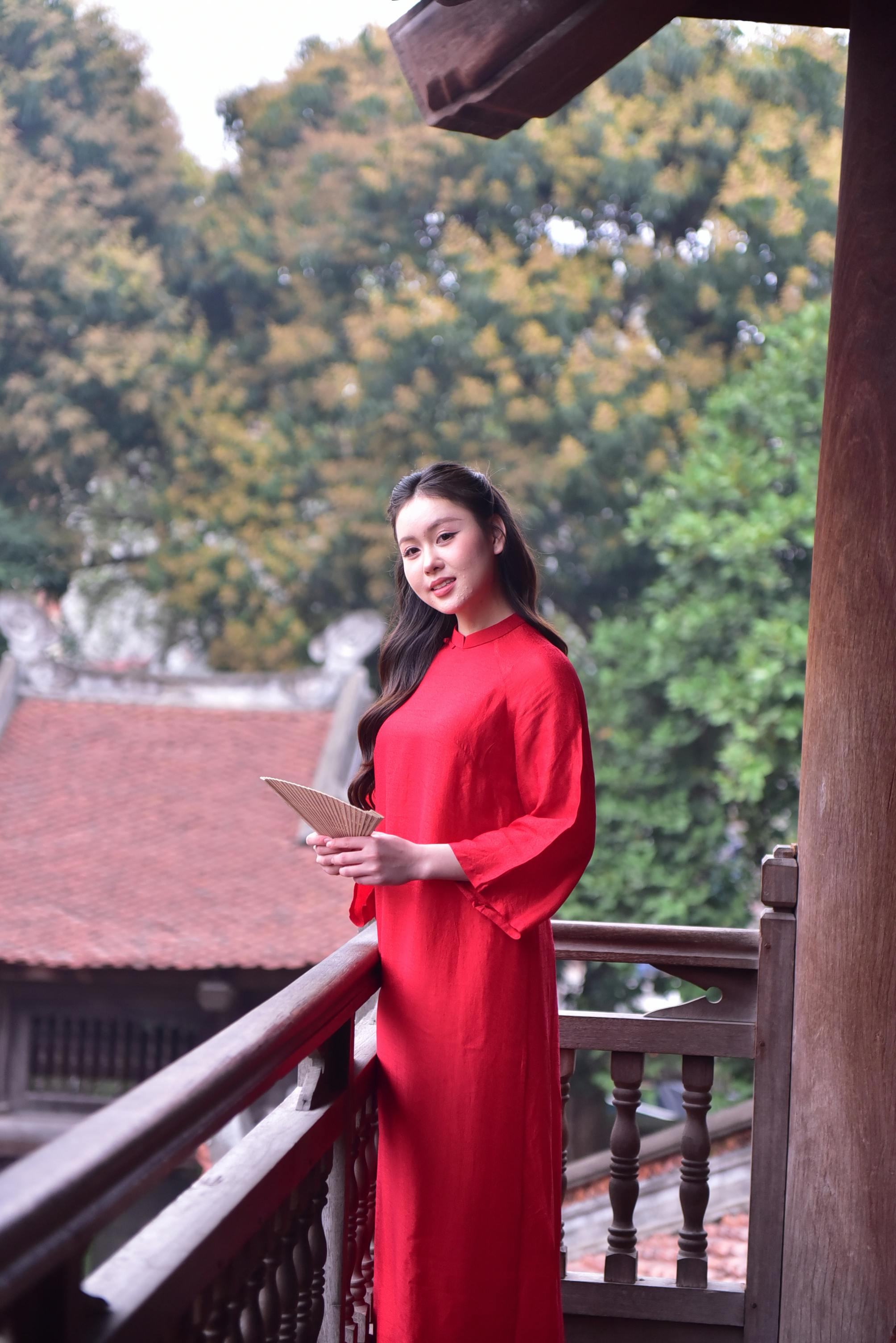 美景图片4k_户外穿着传统红色奥黛的年轻女子