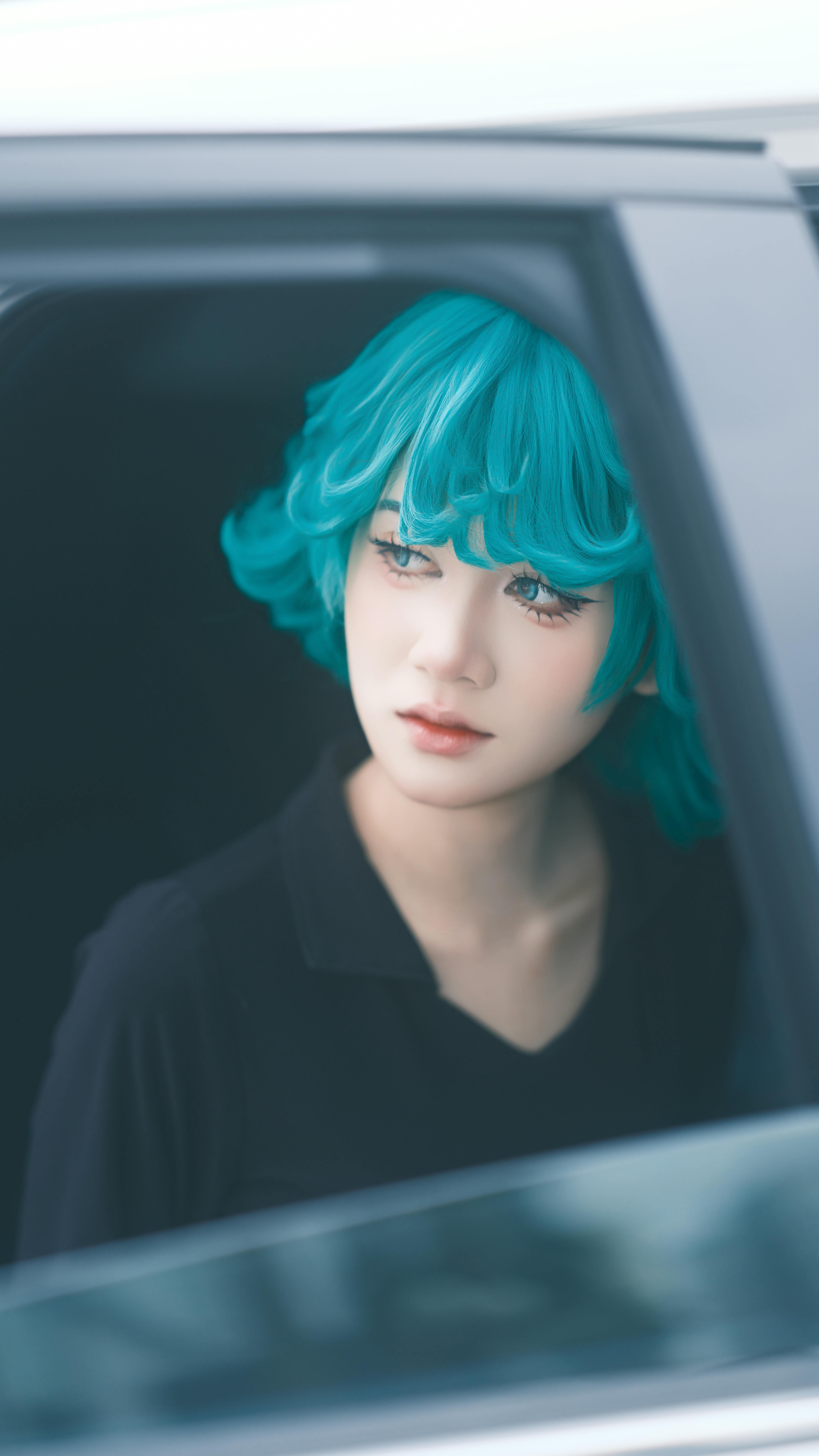 美女头像头像_现代展厅里的豪华跑车