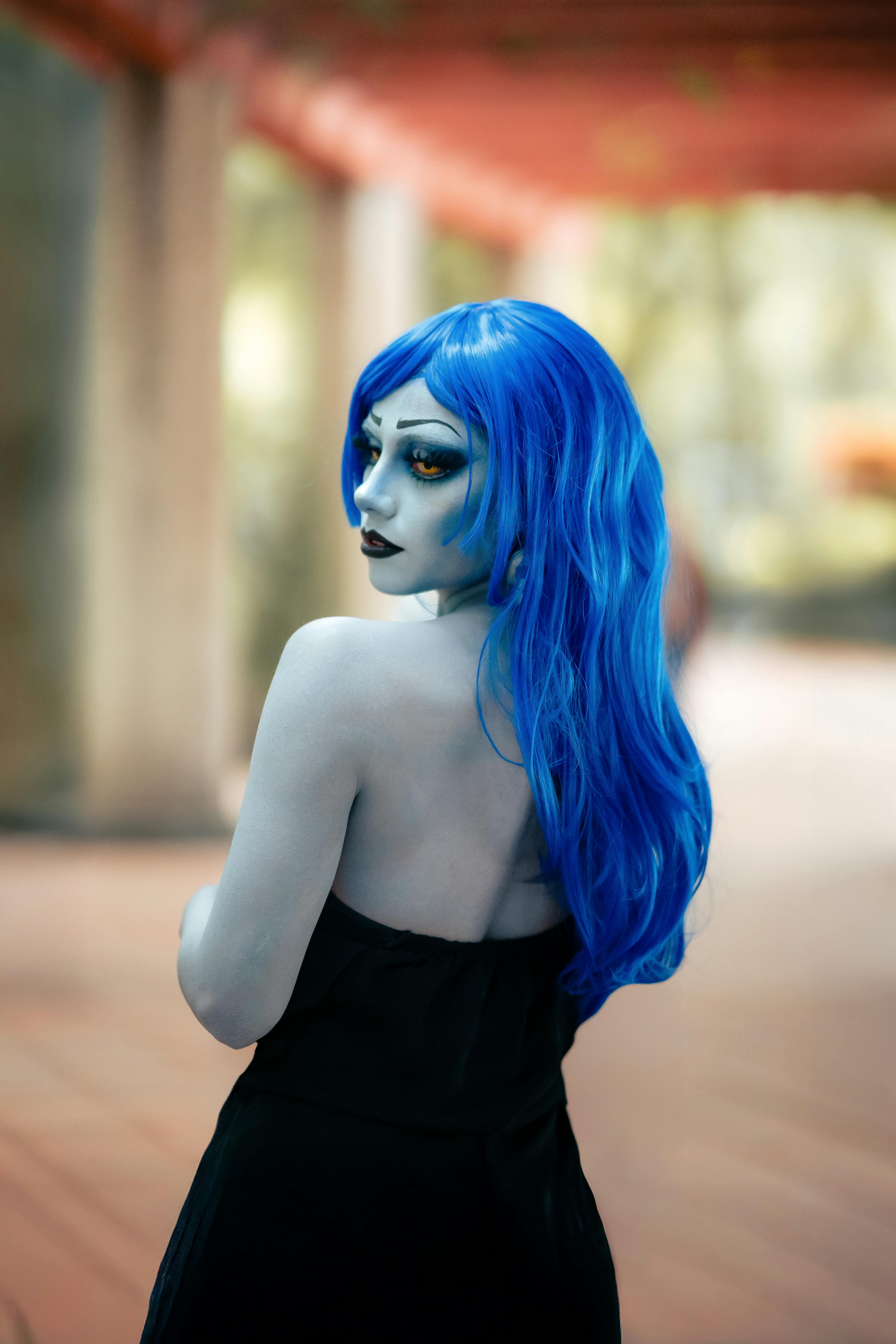 美景图片20_墨西哥城公园里的蓝发cosplay模特