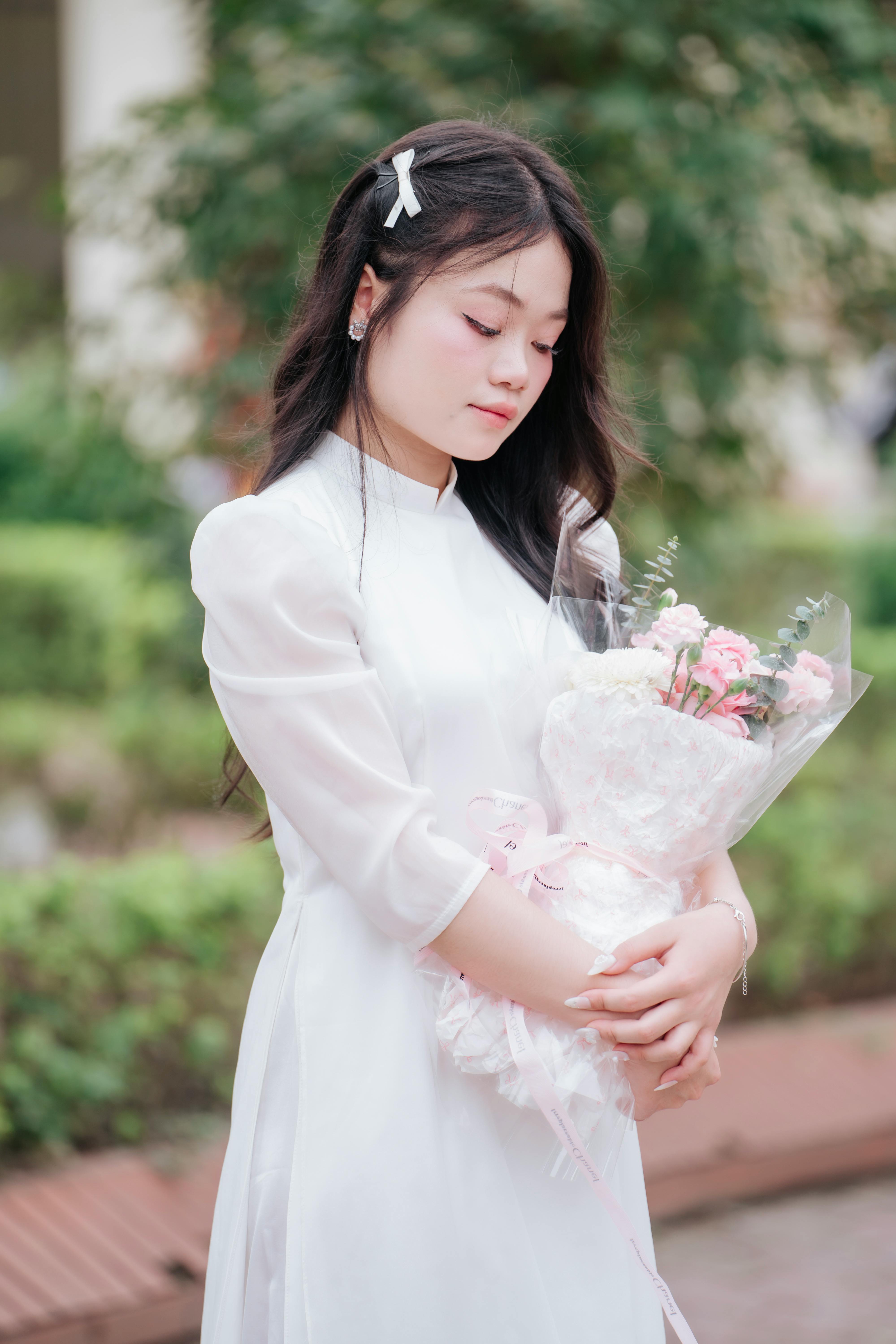 美女照片美少女_涂鸦公园里的年轻轮滑运动员