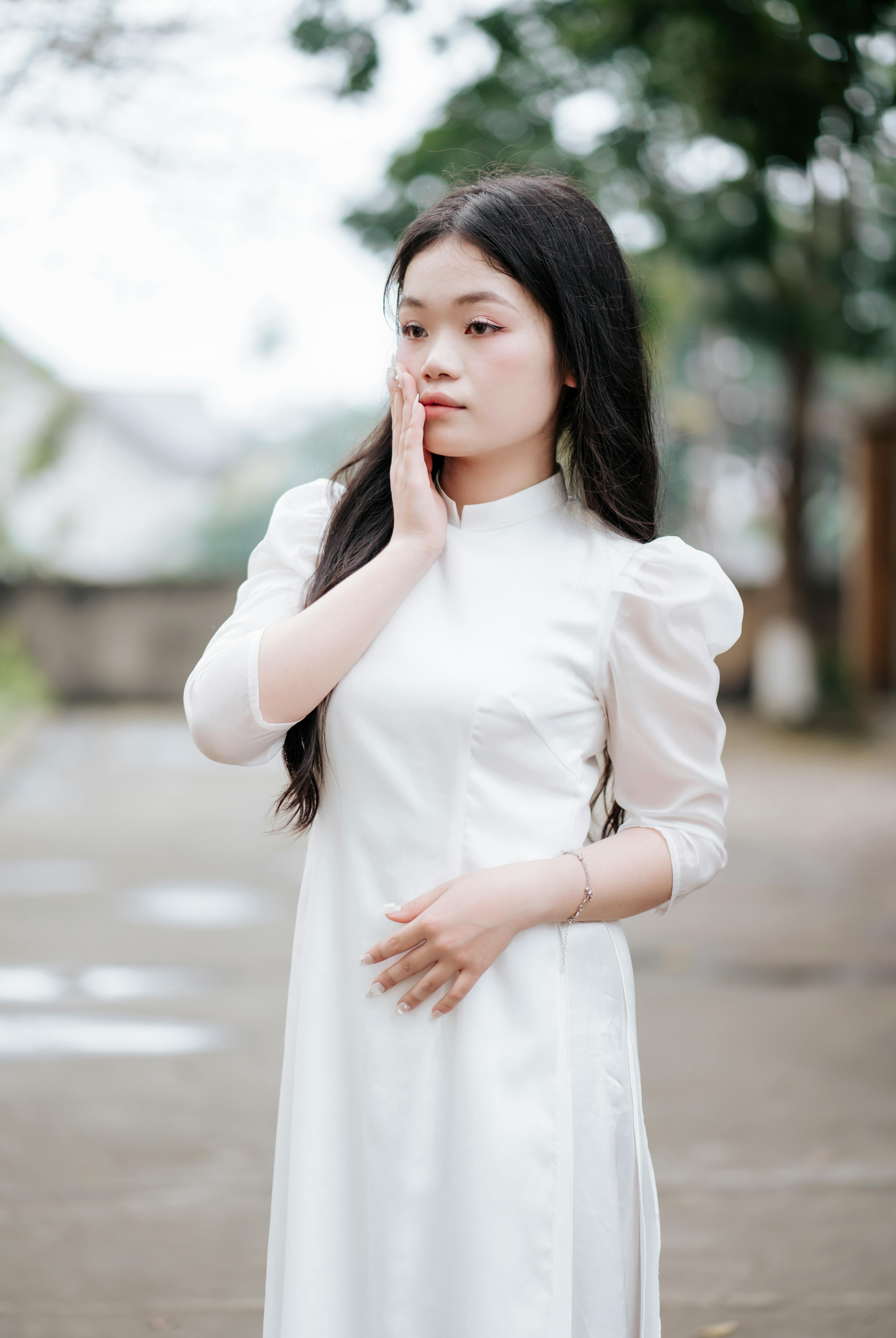 美景图片最新更新_身穿白色连衣裙的年轻女子户外肖像