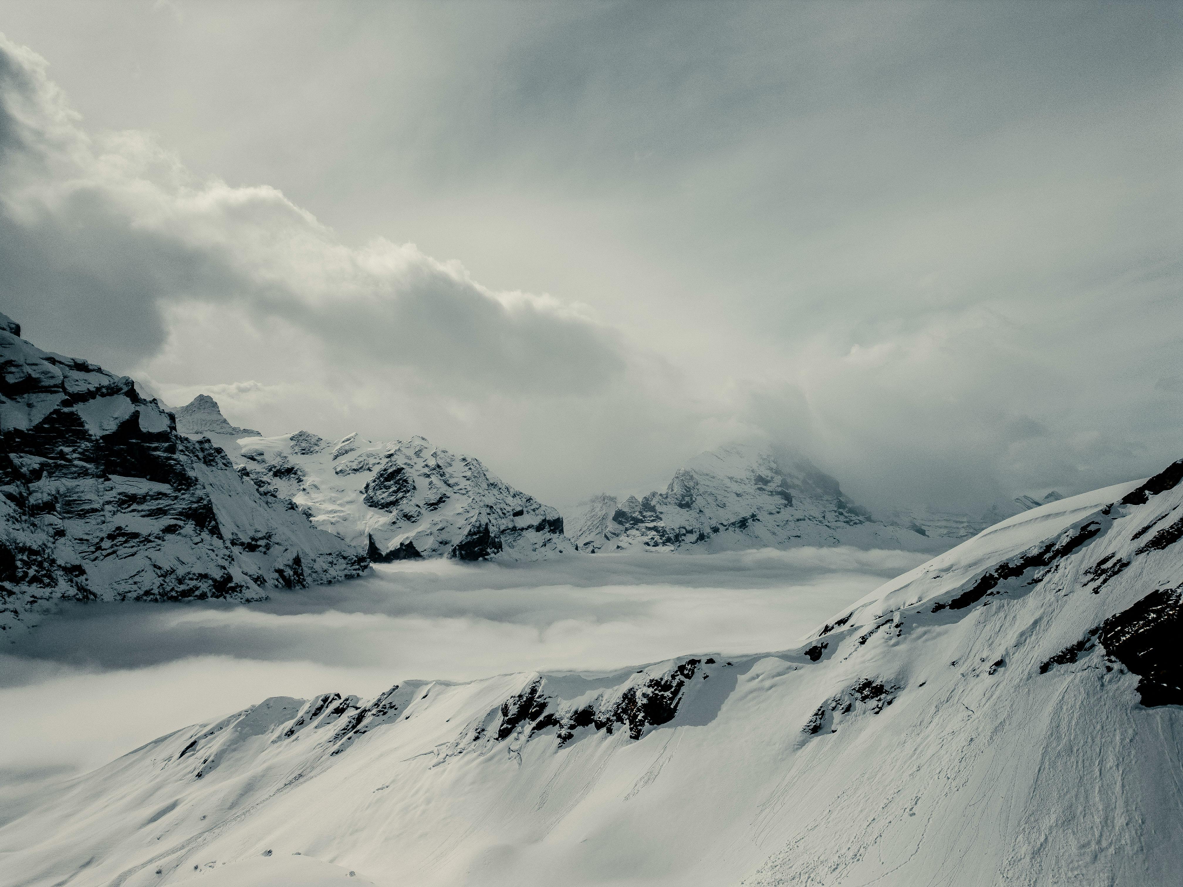 美景图片广西桂林漓江美景桌面壁纸_寒冷的冬日早晨，雪地上有阴影