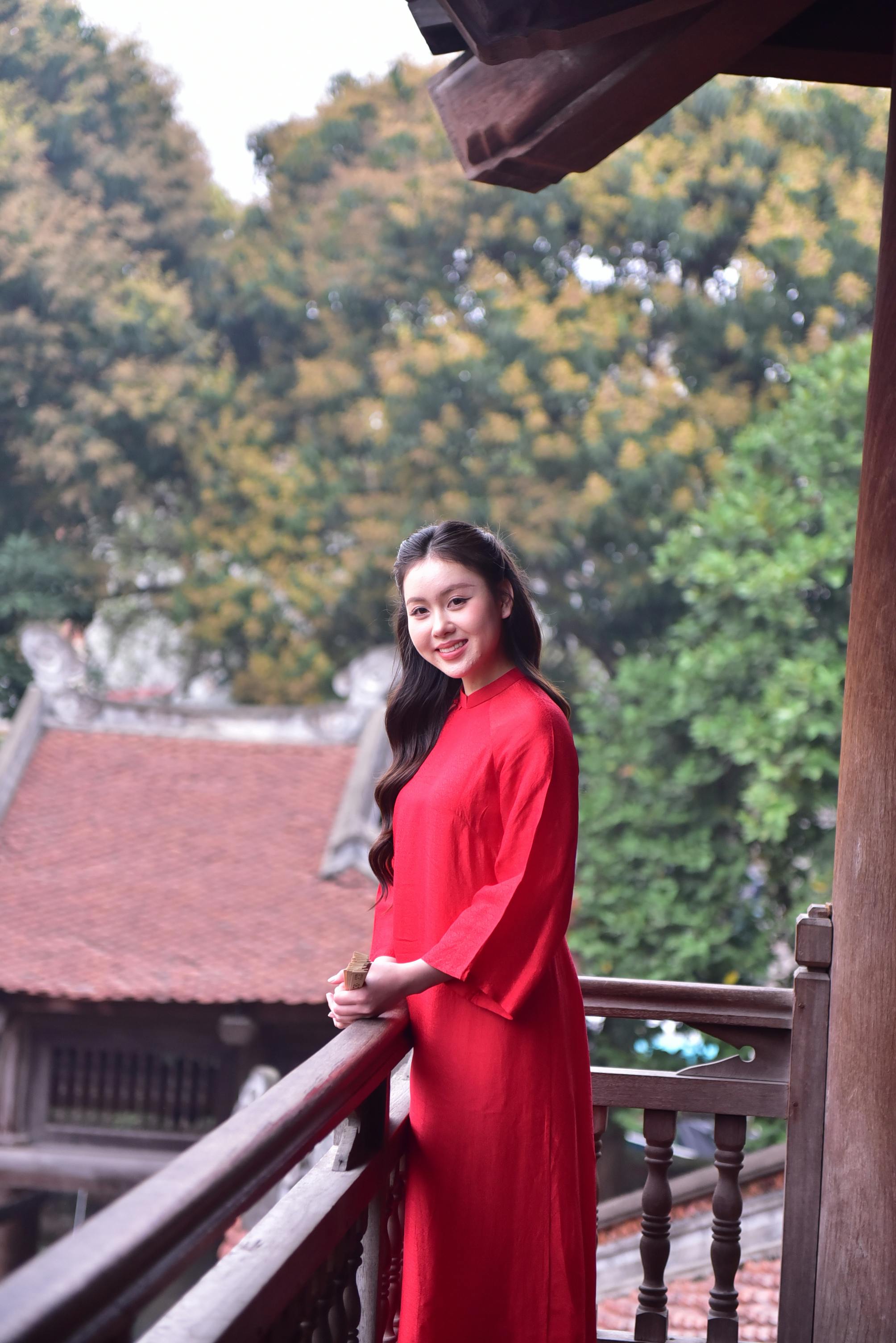 美女壁纸桌面_越南古庙的宁静倒影