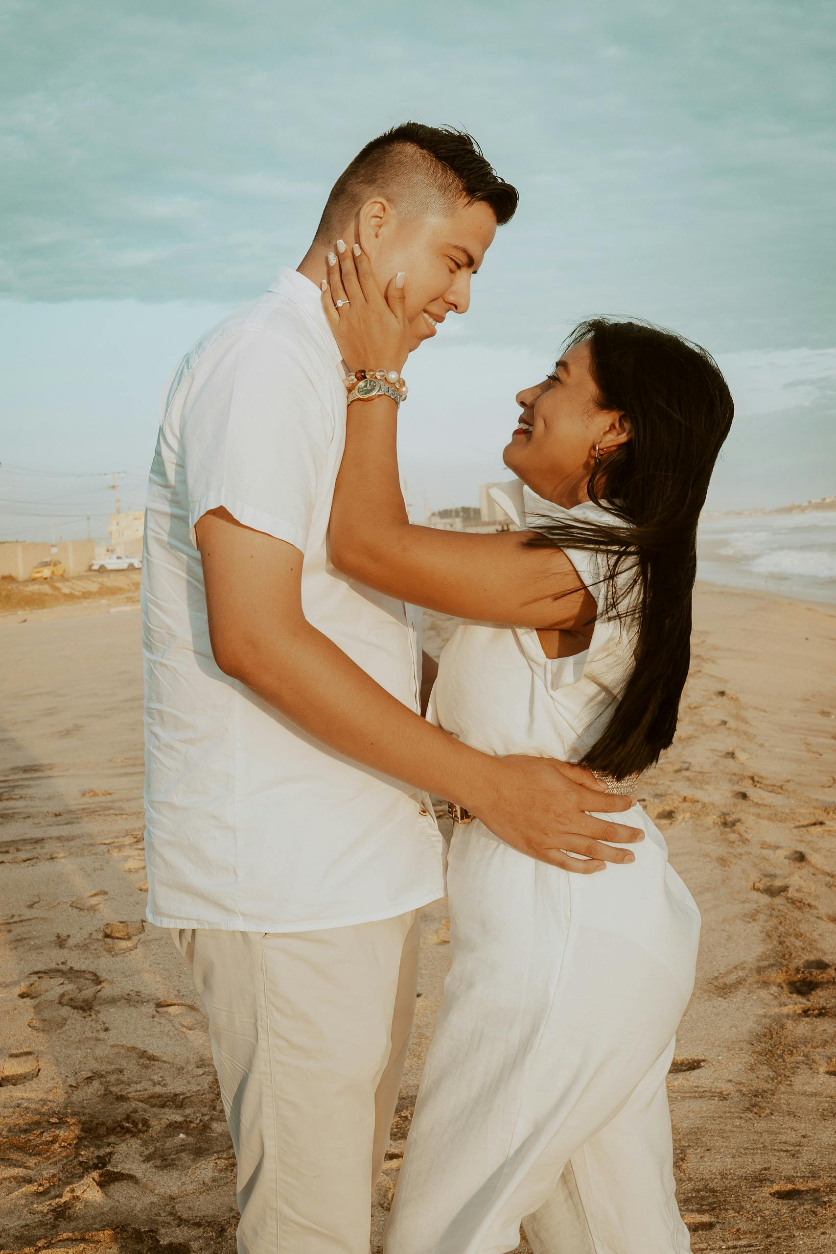 壁纸图片动漫壁纸电脑_浪漫海滩婚礼圣坛，印有“Love”标志