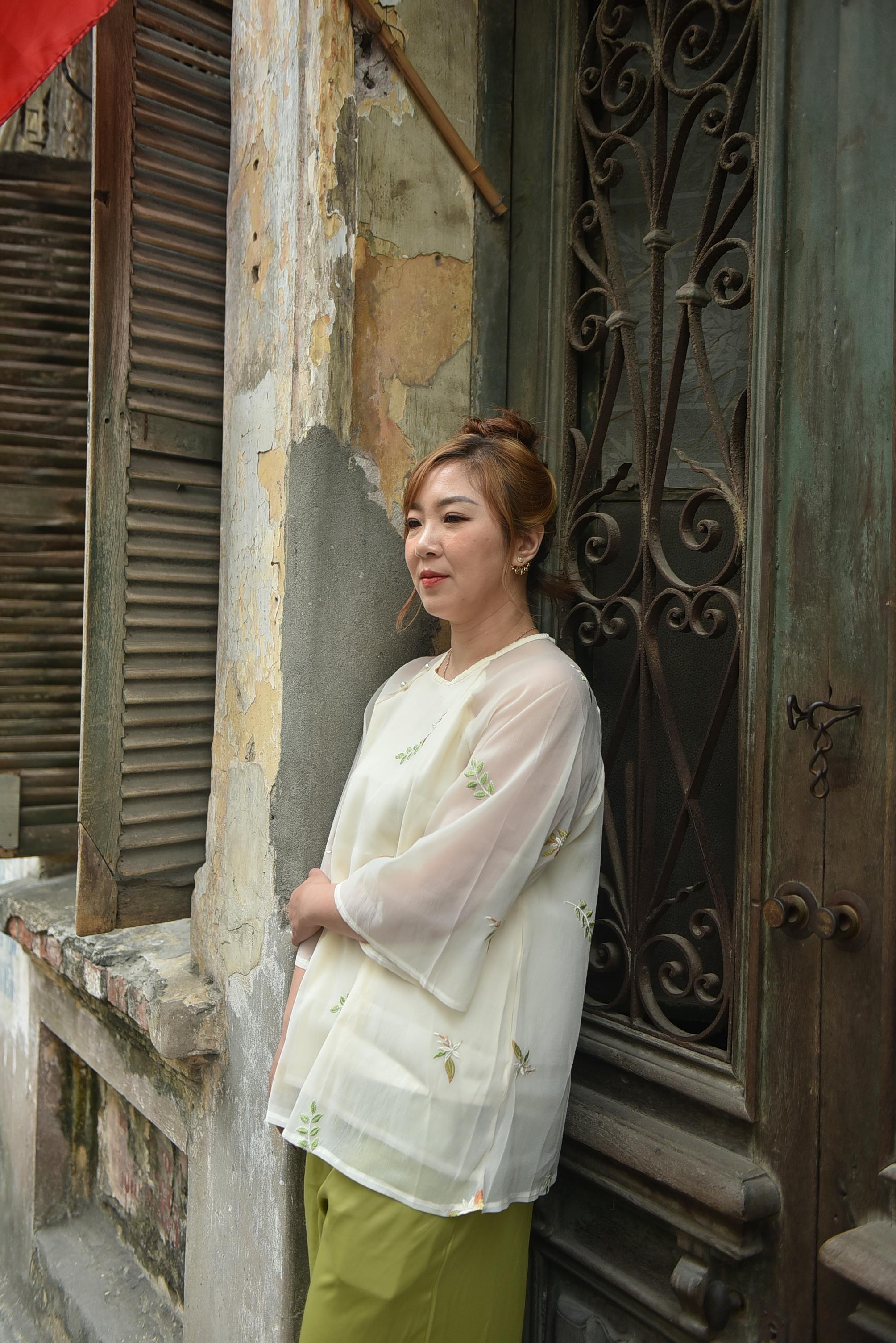 壁纸图片Limpich_春天在户外摆着红花姿势的女人