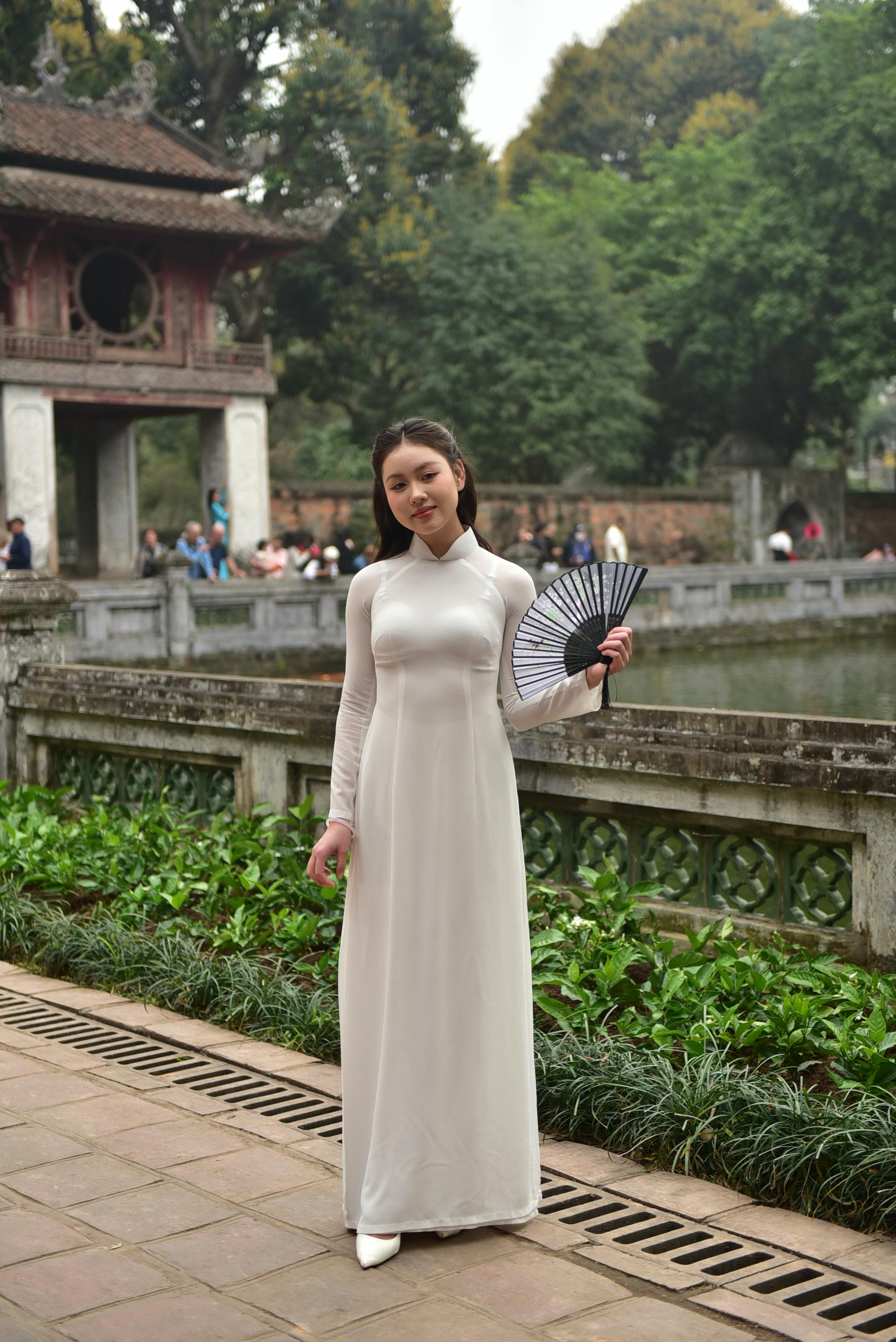 美女壁纸古装美女_自信的年轻女子在户外时尚头巾