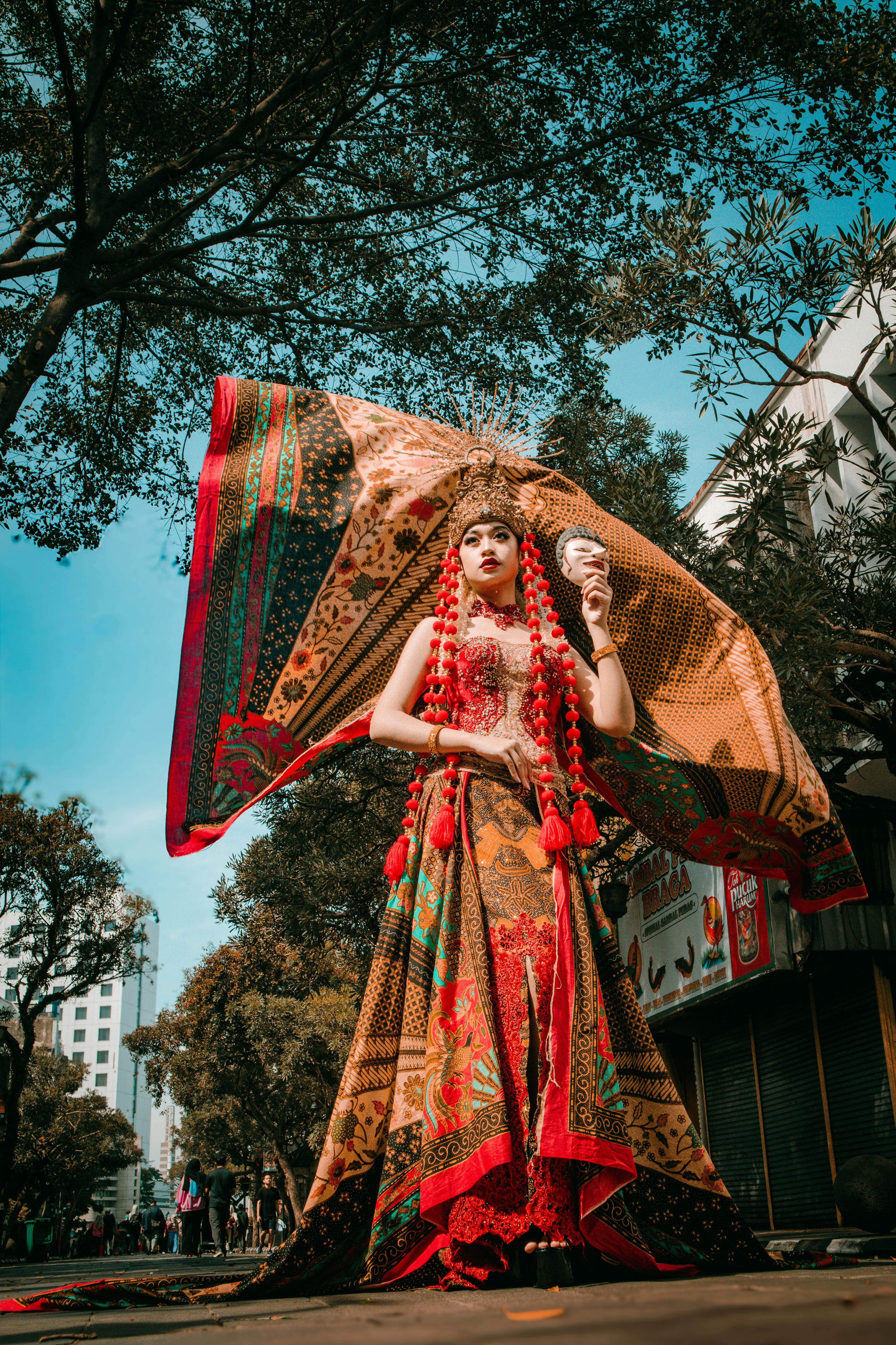 美景图片中国美景_布拉加街上的印尼传统服饰