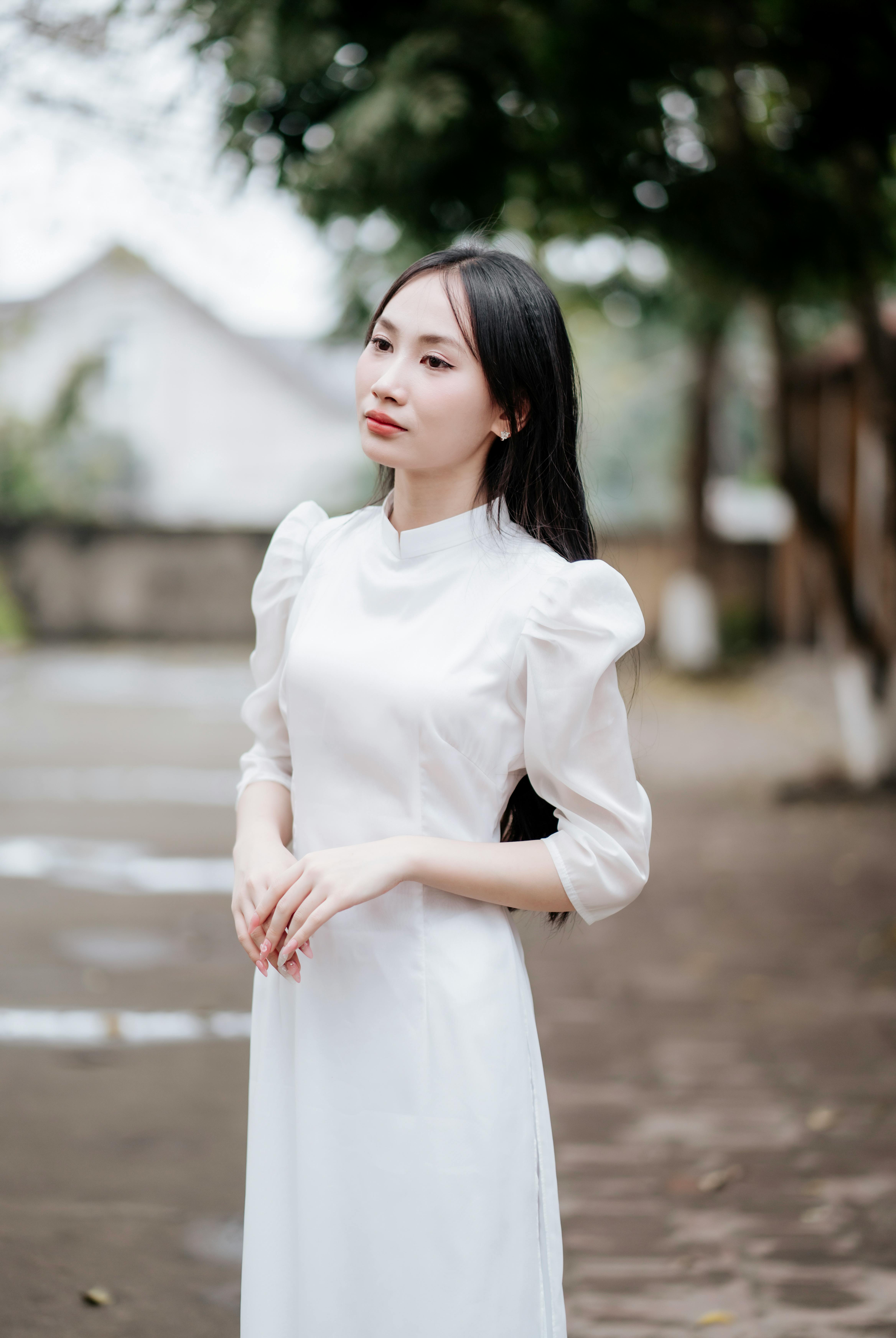 美女自拍外国_穿着正式西装的年轻男子在户外摆姿势
