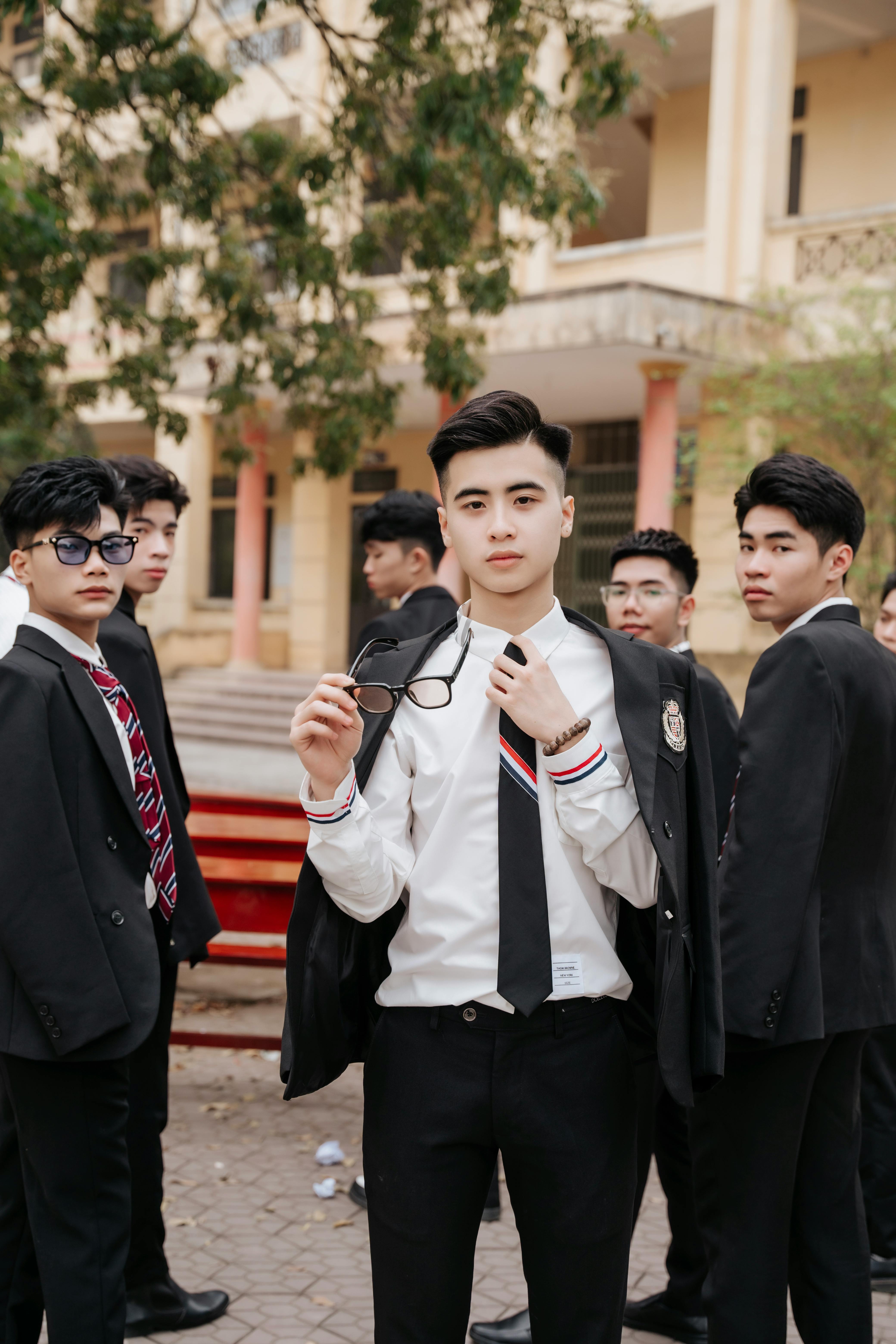美景图片Images)_穿着西装的年轻男子在户外放松