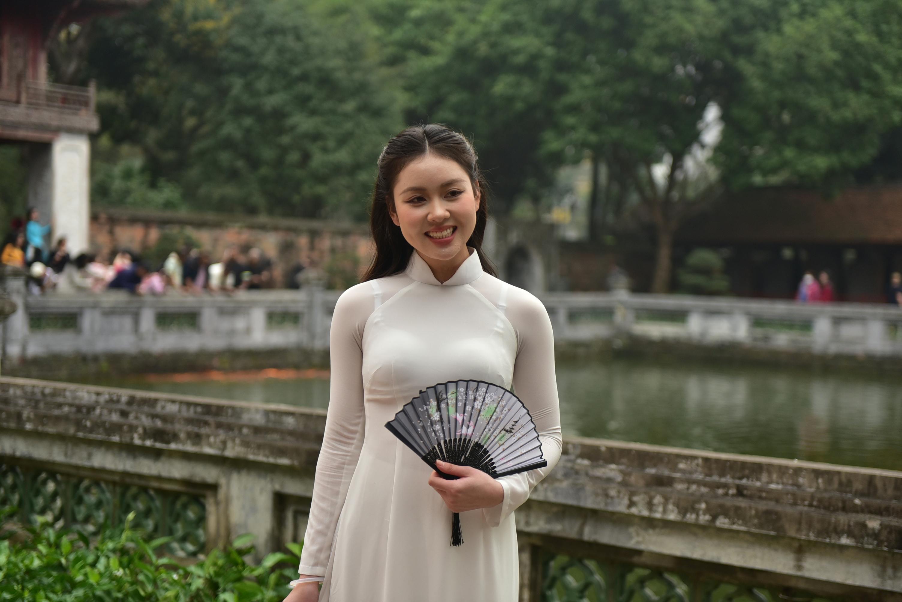 美景图片川西_白色表面上平放的茶具和橙子