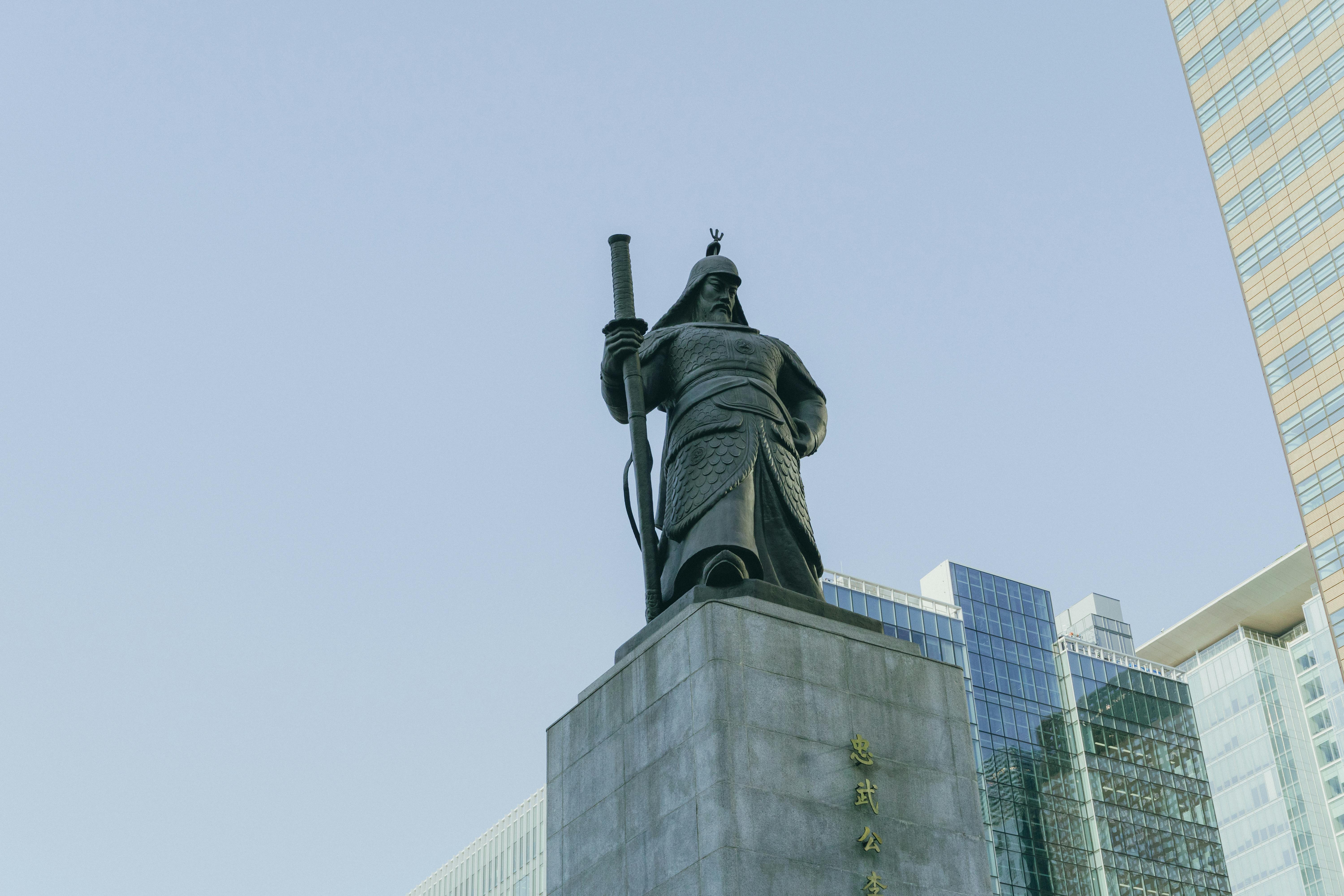 壁纸图片宫崎骏_带照明壁灯的彩色窗帘