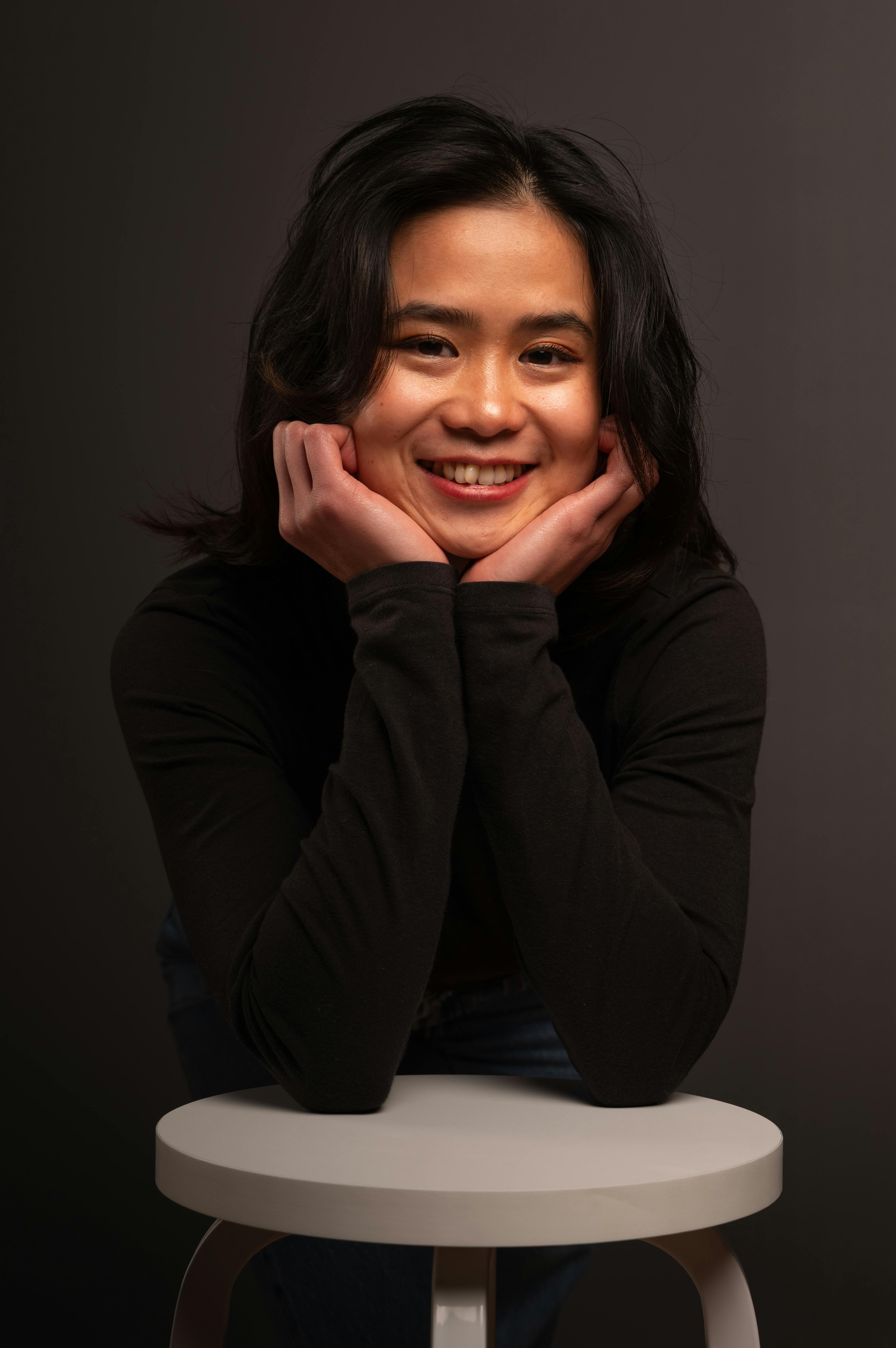 壁纸图片崩坏_穿着舒适毛衣的女人的工作室肖像
