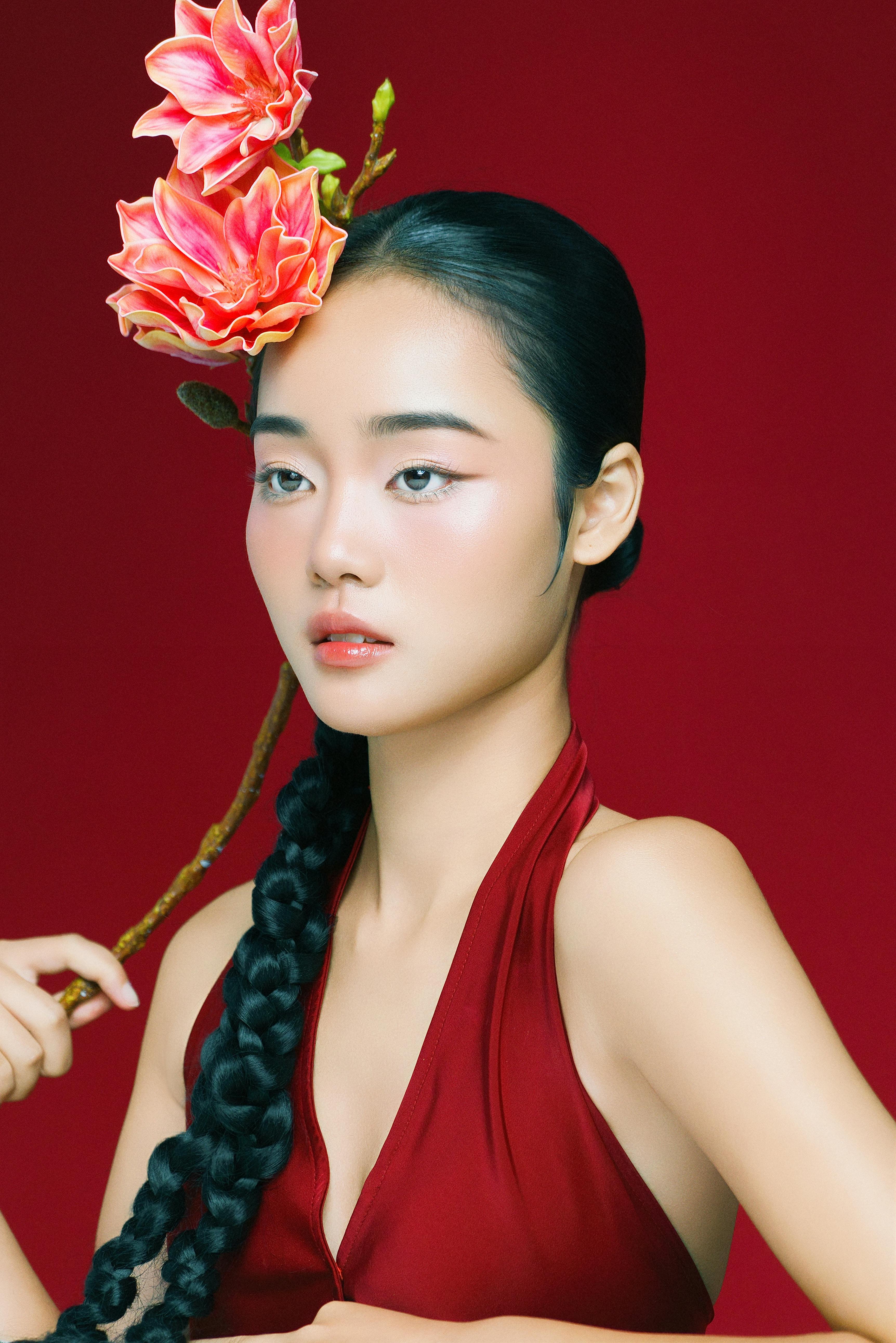 美女自拍Ins_春天绿叶上的白色花朵